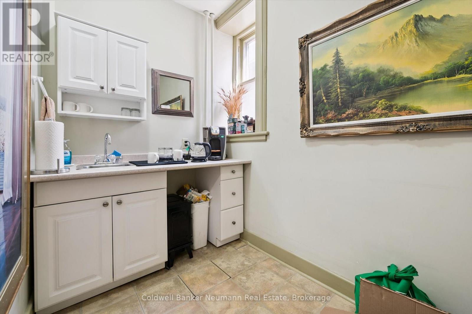 221 Woolwich Street, Guelph, Ontario  N1H 3V4 - Photo 10 - X12415793