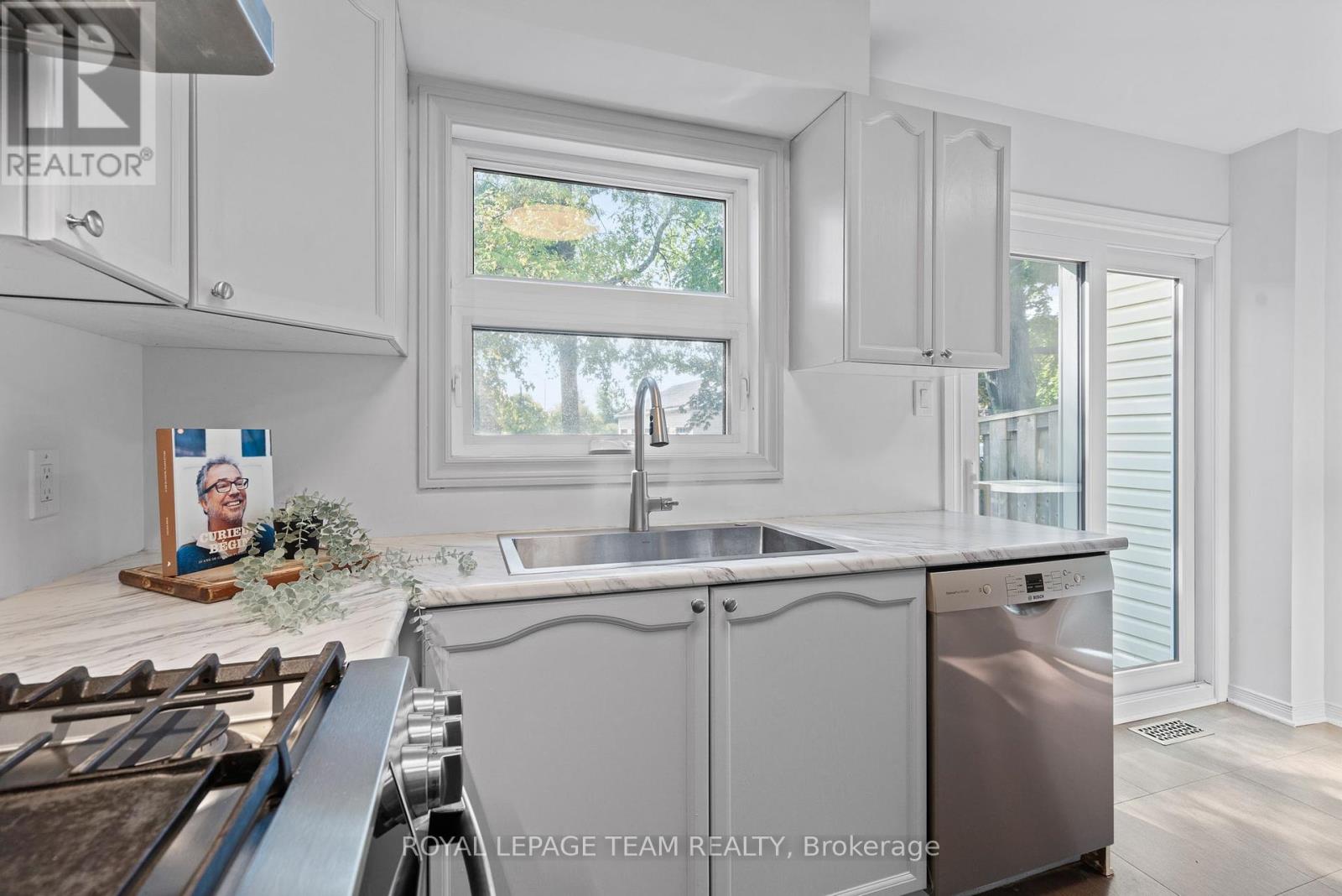 230 Currell Avenue, Ottawa, Ontario  K1Z 7J3 - Photo 10 - X12415927