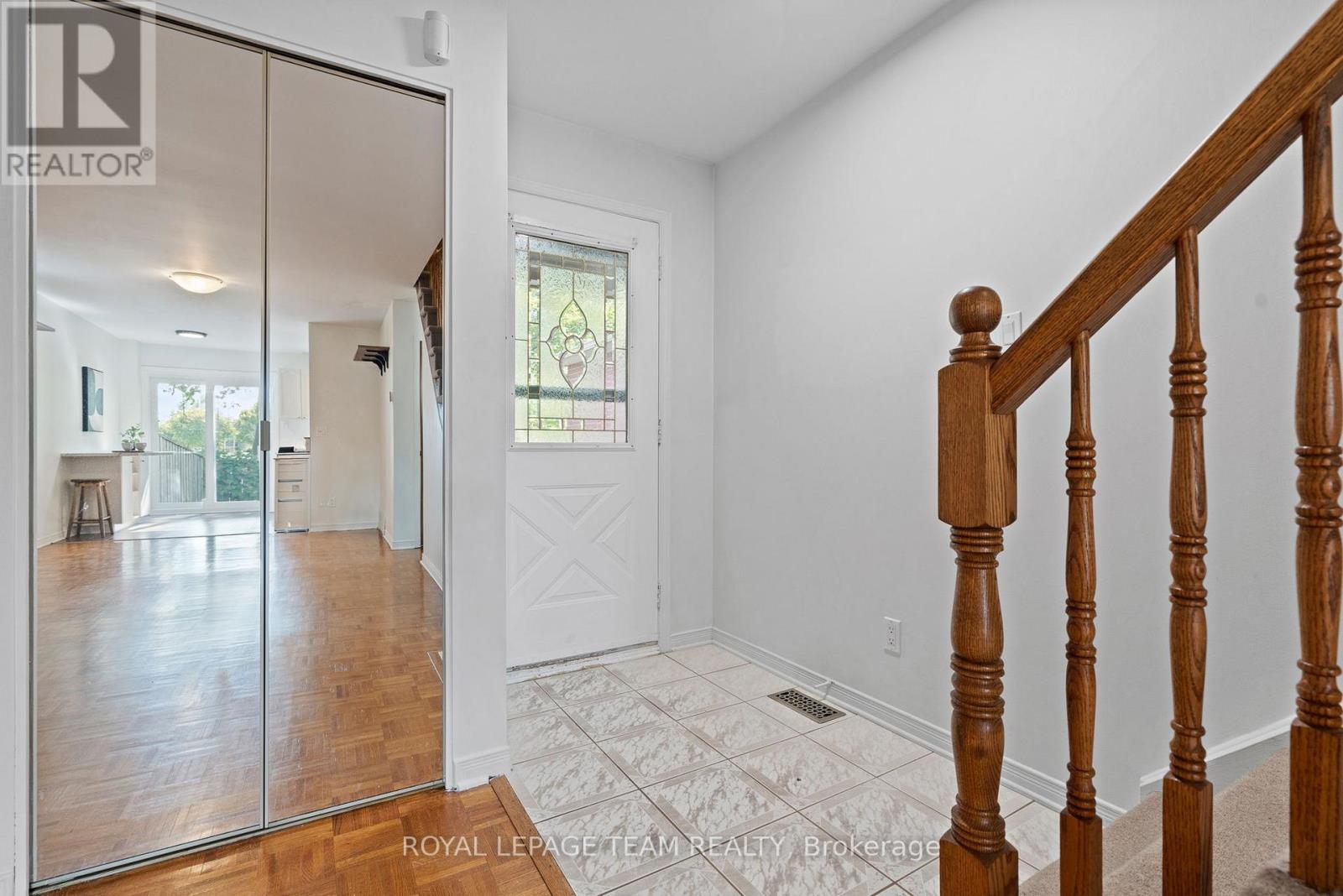 230 Currell Avenue, Ottawa, Ontario  K1Z 7J3 - Photo 3 - X12415927