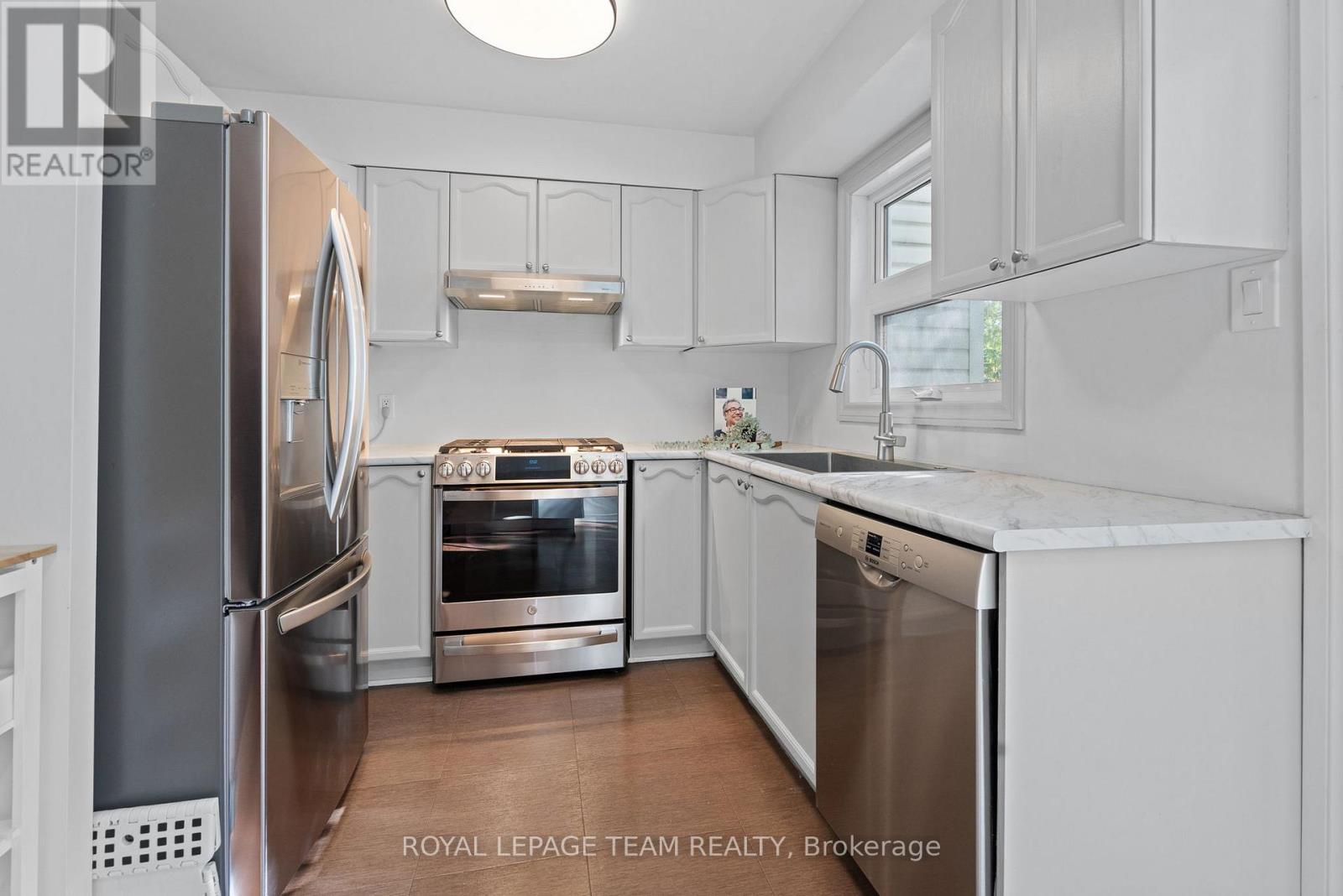 230 Currell Avenue, Ottawa, Ontario  K1Z 7J3 - Photo 7 - X12415927