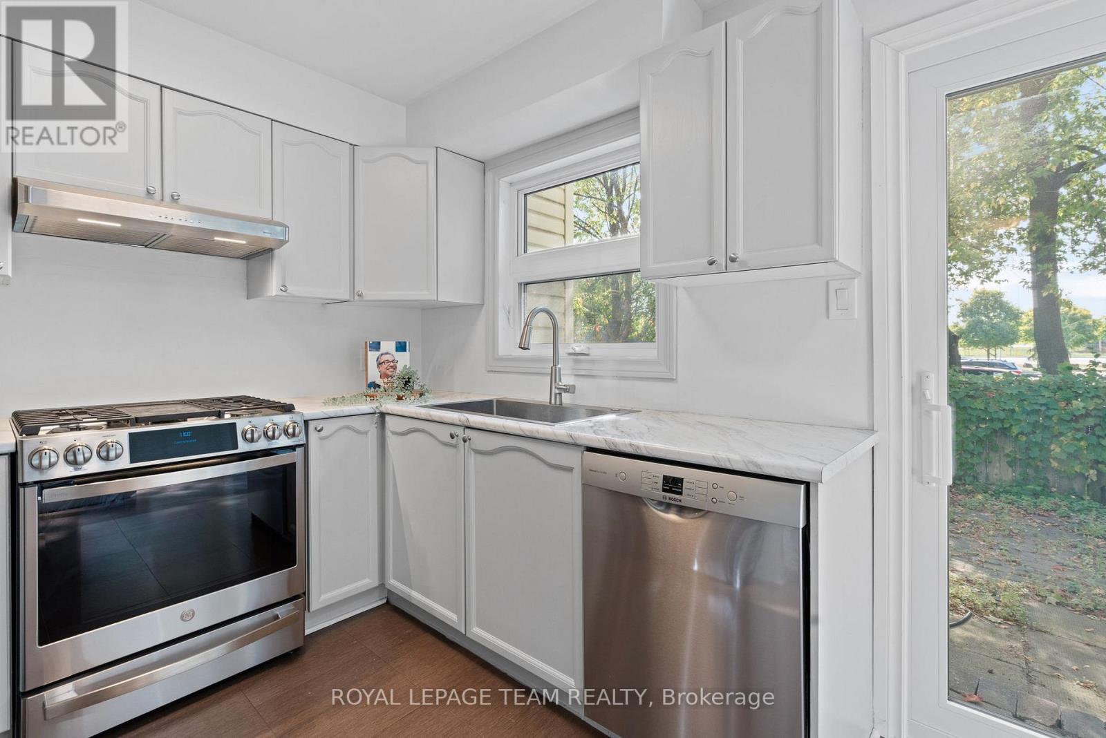230 Currell Avenue, Ottawa, Ontario  K1Z 7J3 - Photo 9 - X12415927