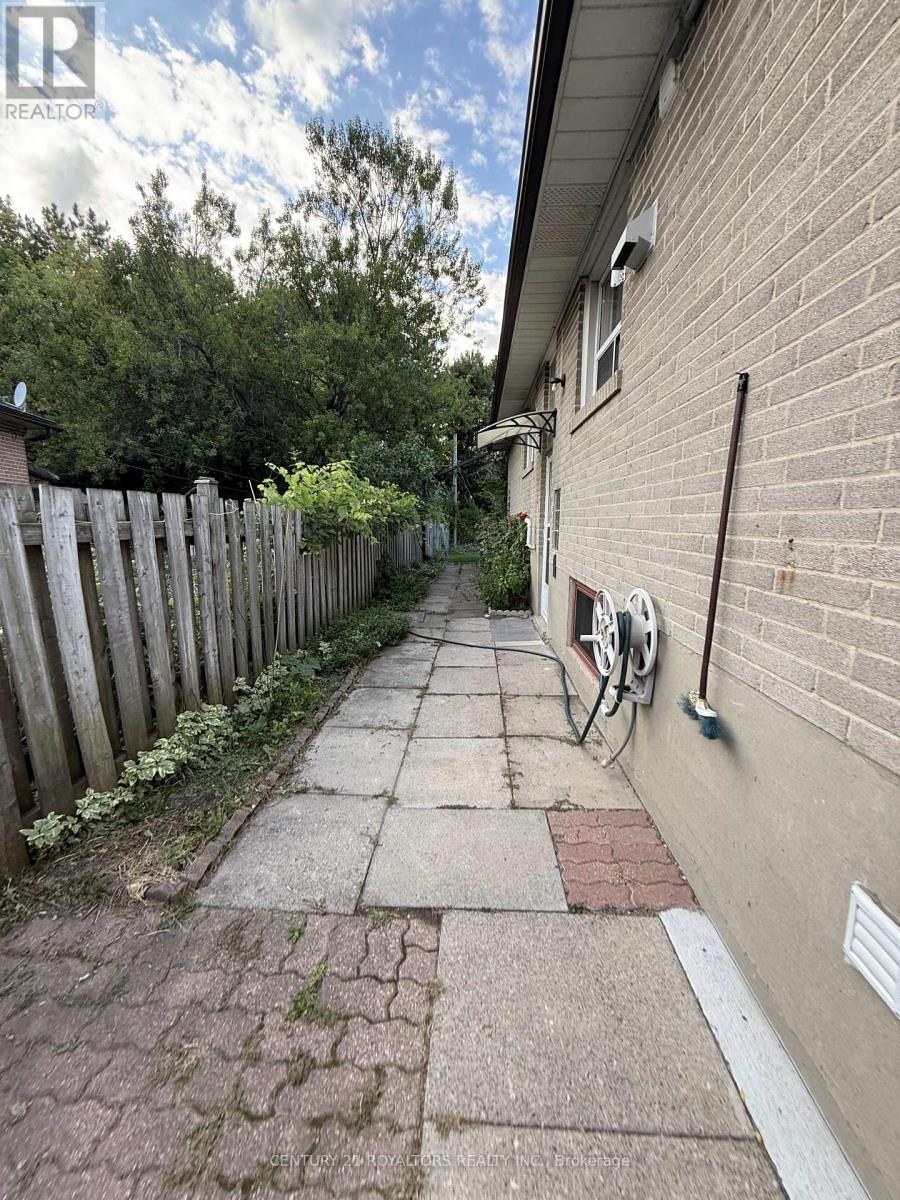 70 Marbury Crescent, Toronto, Ontario  M3A 2G2 - Photo 34 - C12407311
