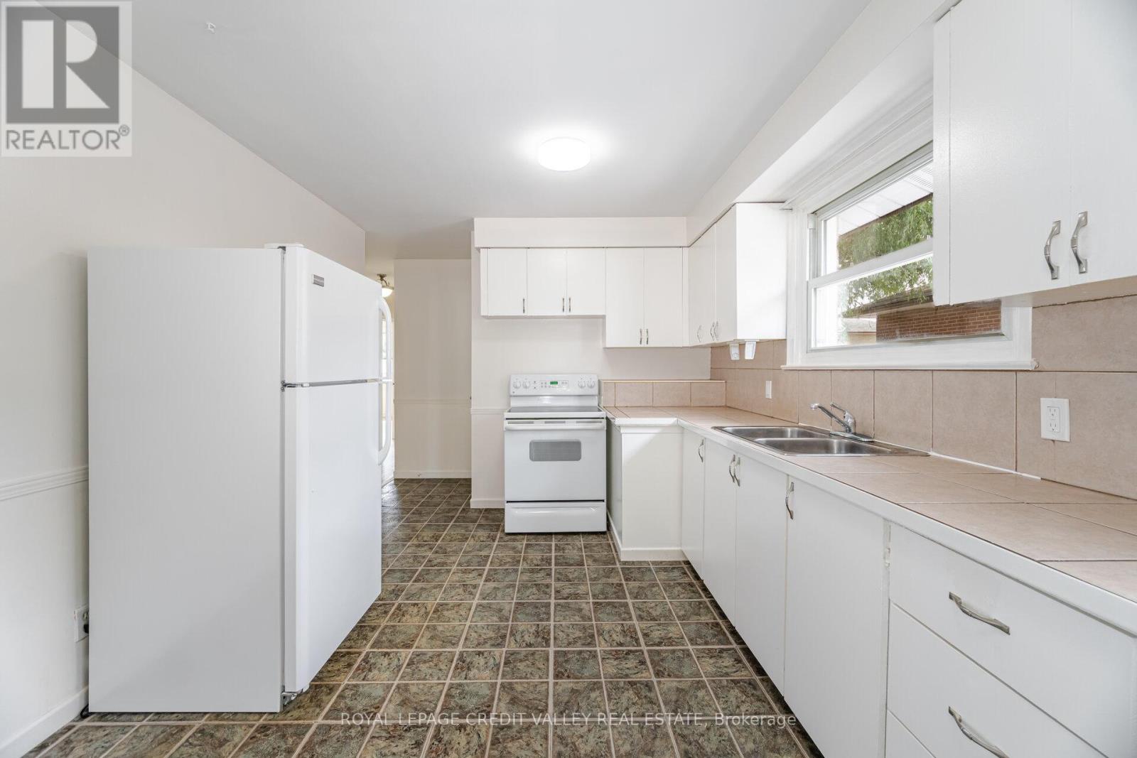 36 Autumn Boulevard, Brampton, Ontario  L6T 2V9 - Photo 6 - W12414594