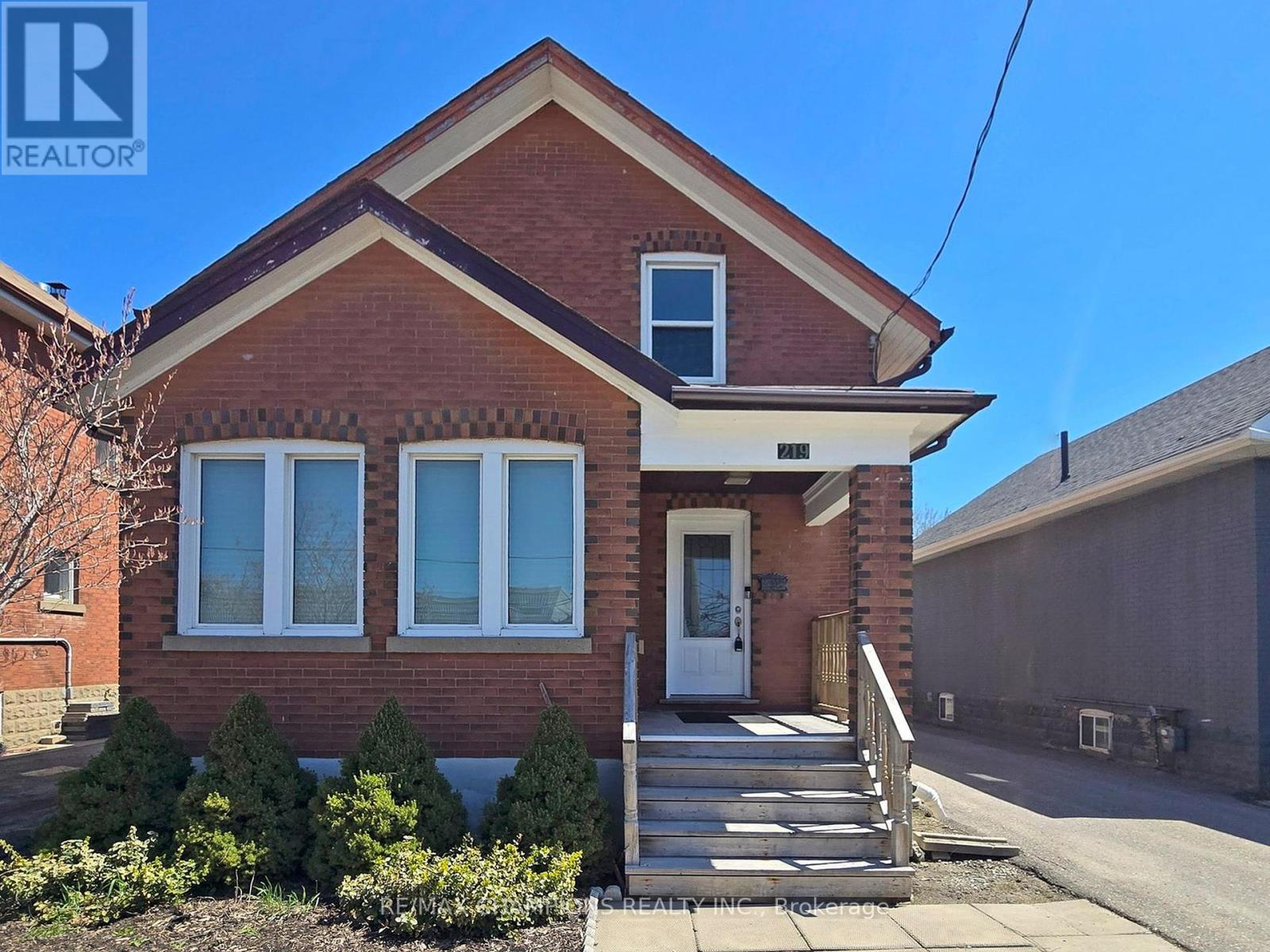 219 Queen Street W, Brampton (Downtown Brampton), Ontario  L6Y 1M6 - Photo 3 - W12415635