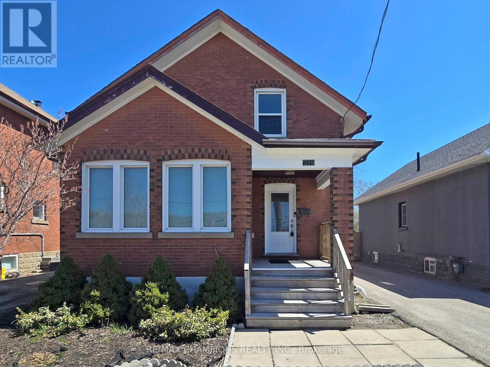 219 Queen Street W, Brampton (Downtown Brampton), Ontario  L6Y 1M6 - Photo 1 - W12415635