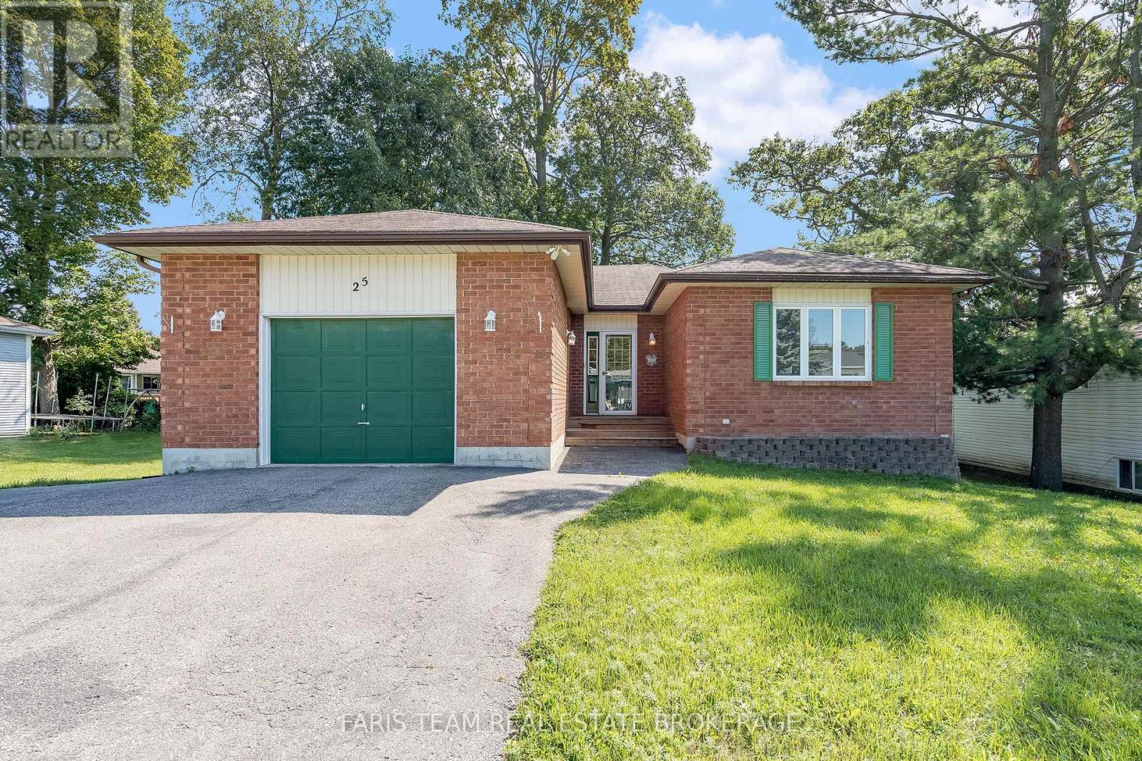 25 Bridle Road, Penetanguishene, Ontario  L9M 1J5 - Photo 2 - S12415684