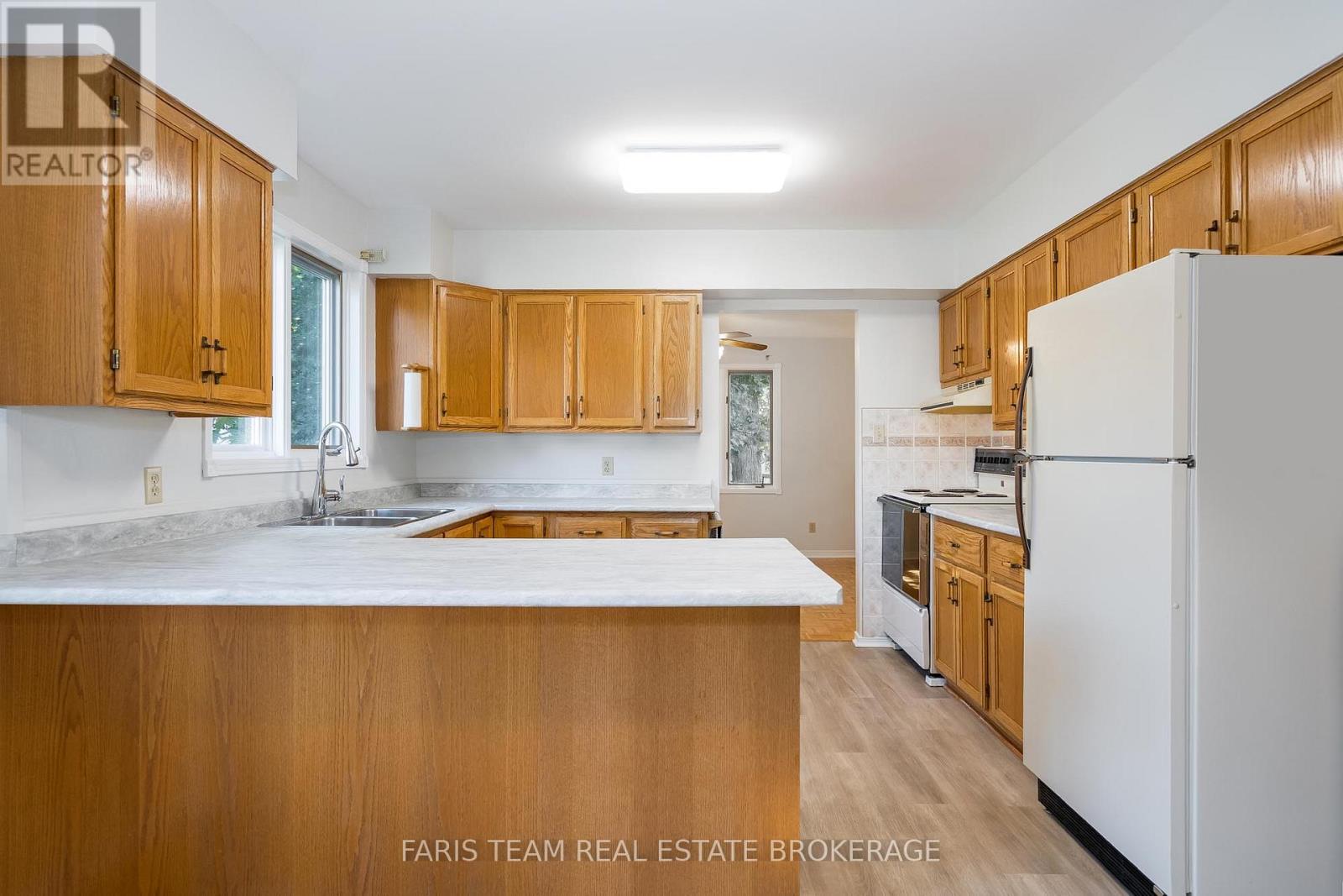 25 Bridle Road, Penetanguishene, Ontario  L9M 1J5 - Photo 4 - S12415684