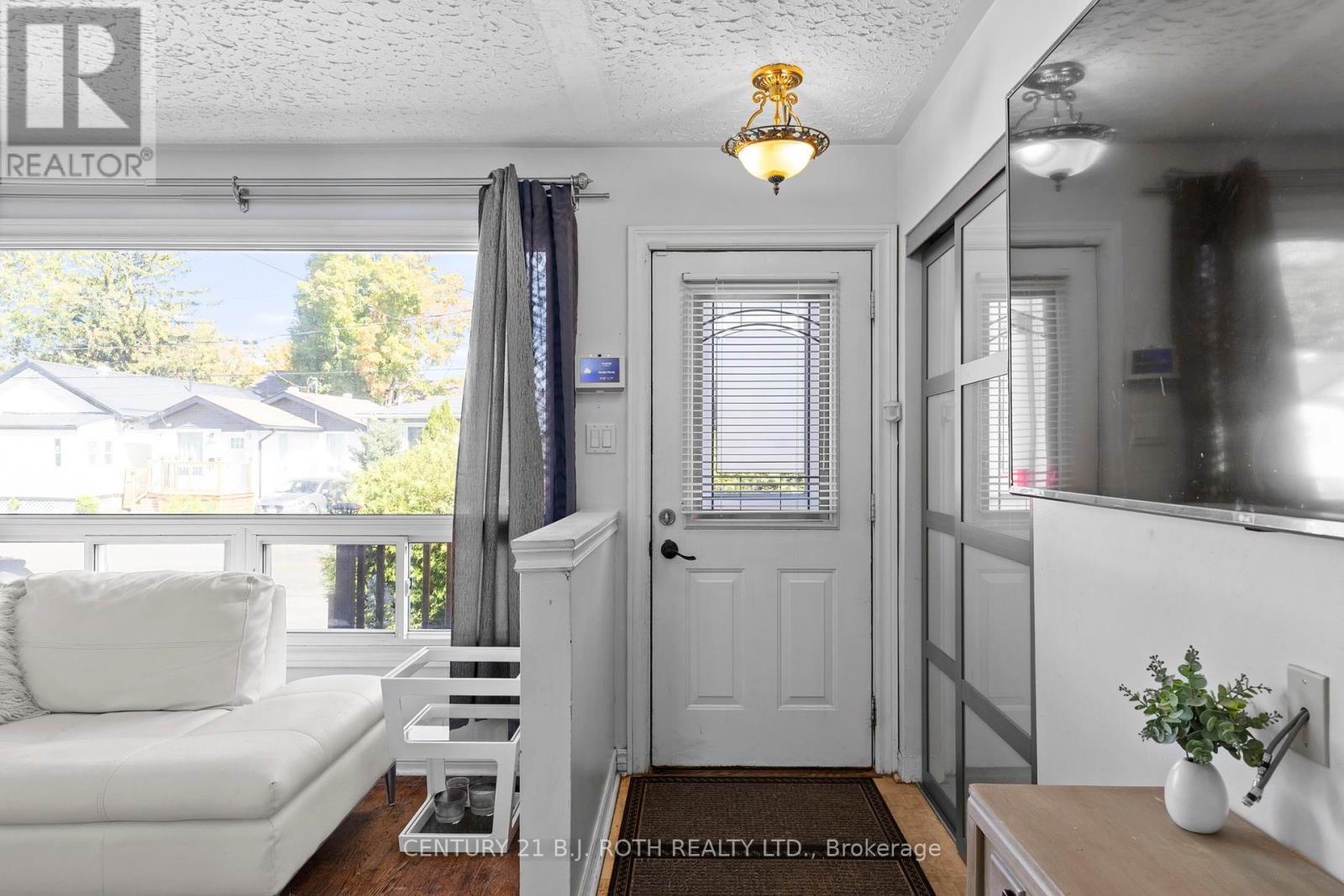 186 Dunedin Street, Orillia, Ontario  L3V 5T9 - Photo 3 - S12415758