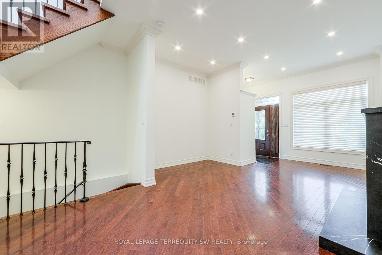 329 Lippincott Street, Toronto, Ontario  M5S 2P6 - Photo 8 - C12415360