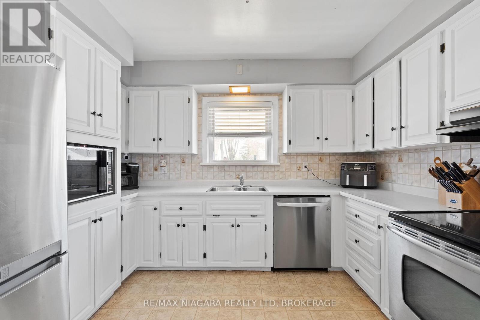 201 Knoll Street, Port Colborne (Main Street), Ontario  L3K 5B4 - Photo 6 - X12415936