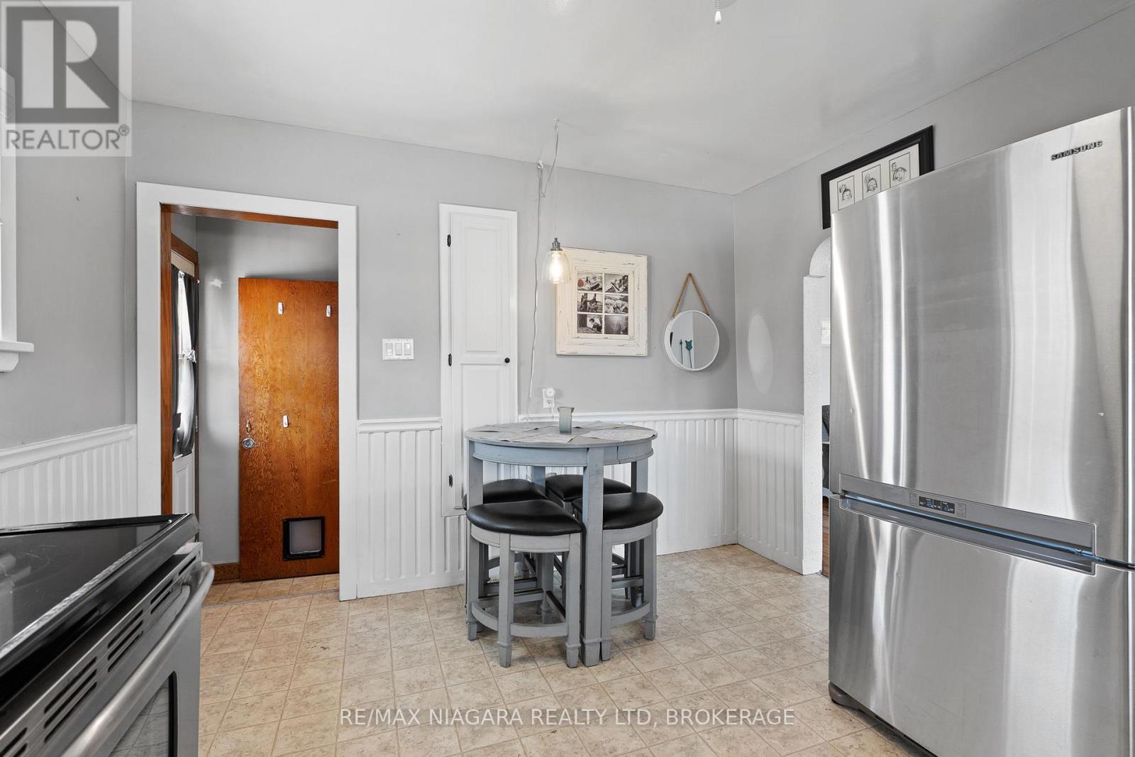 201 Knoll Street, Port Colborne (Main Street), Ontario  L3K 5B4 - Photo 7 - X12415936