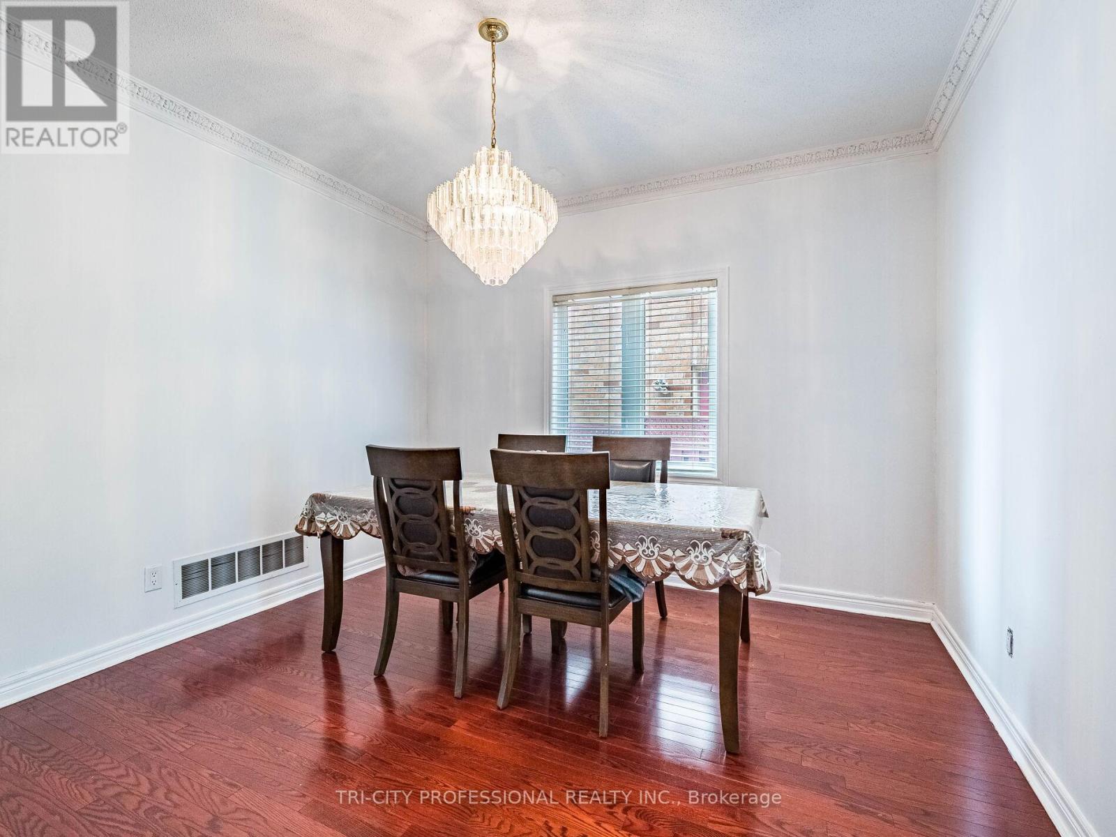 26 Tangleridge Boulevard, Brampton (Sandringham-Wellington), Ontario  L6R 2X5 - Photo 7 - W12415909