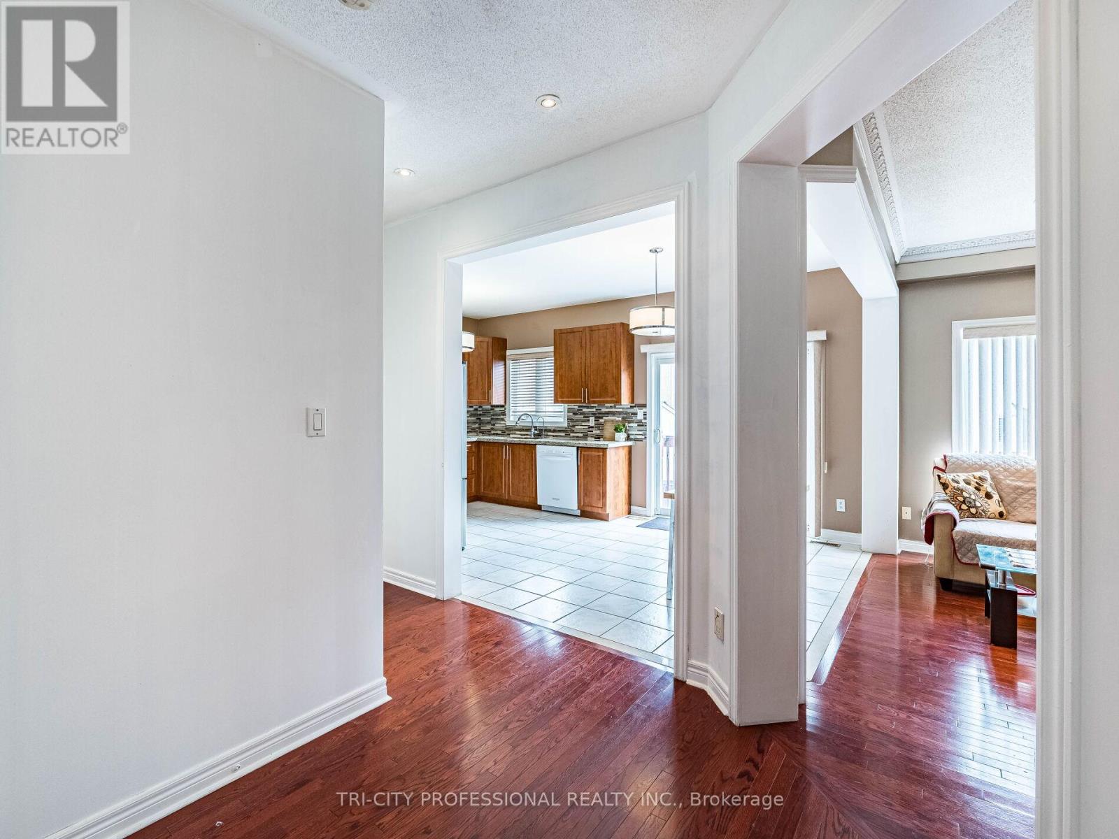 26 Tangleridge Boulevard, Brampton (Sandringham-Wellington), Ontario  L6R 2X5 - Photo 9 - W12415909