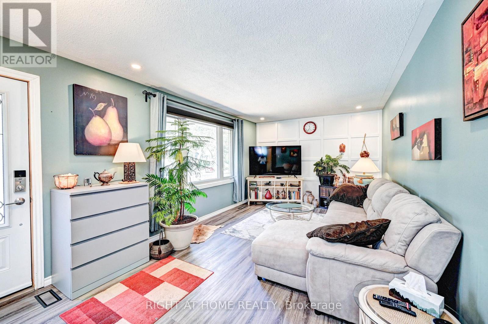 137 Country Club Drive, Guelph (Victoria North), Ontario  N1E 3K8 - Photo 11 - X12415905