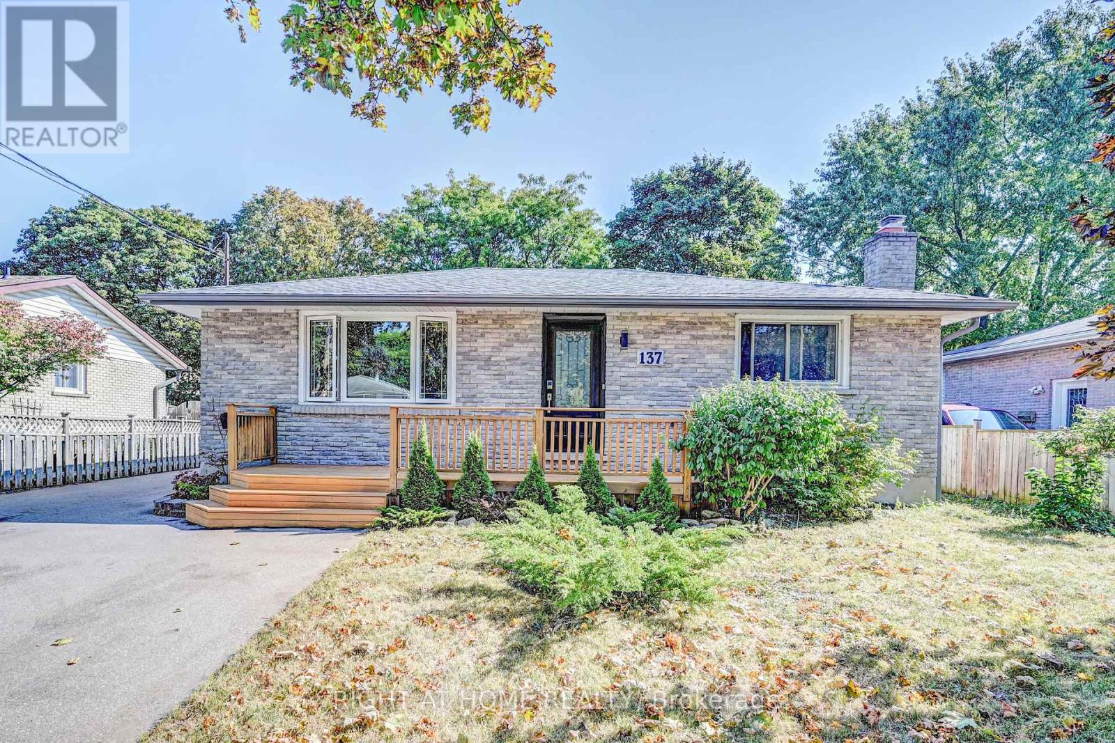 137 Country Club Drive, Guelph (Victoria North), Ontario  N1E 3K8 - Photo 2 - X12415905