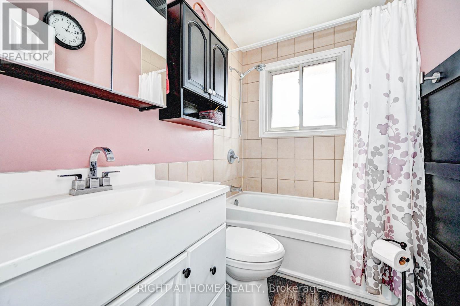 137 Country Club Drive, Guelph (Victoria North), Ontario  N1E 3K8 - Photo 20 - X12415905