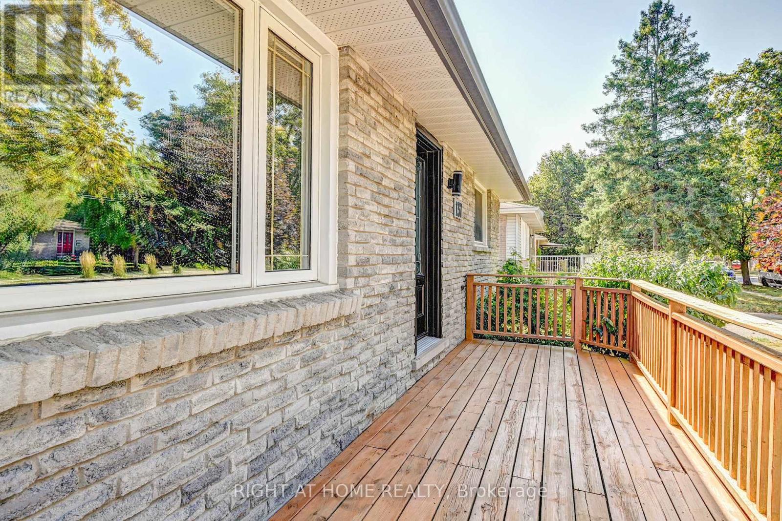 137 Country Club Drive, Guelph (Victoria North), Ontario  N1E 3K8 - Photo 5 - X12415905