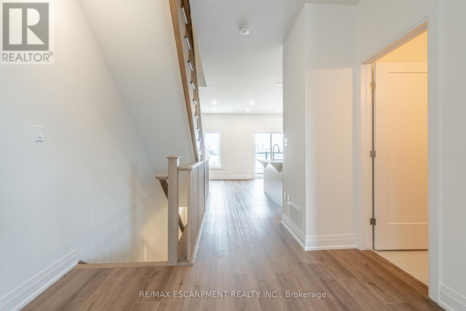 20 Clear Valley Lane, Hamilton, Ontario  L0R 1W0 - Photo 2 - X12415915