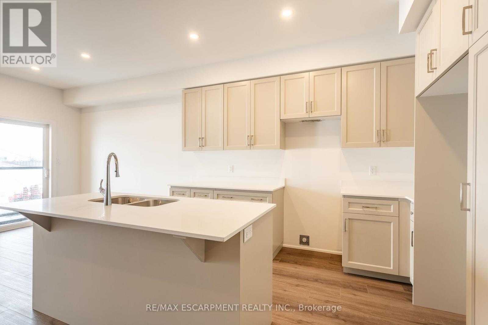 20 Clear Valley Lane, Hamilton, Ontario  L0R 1W0 - Photo 9 - X12415915