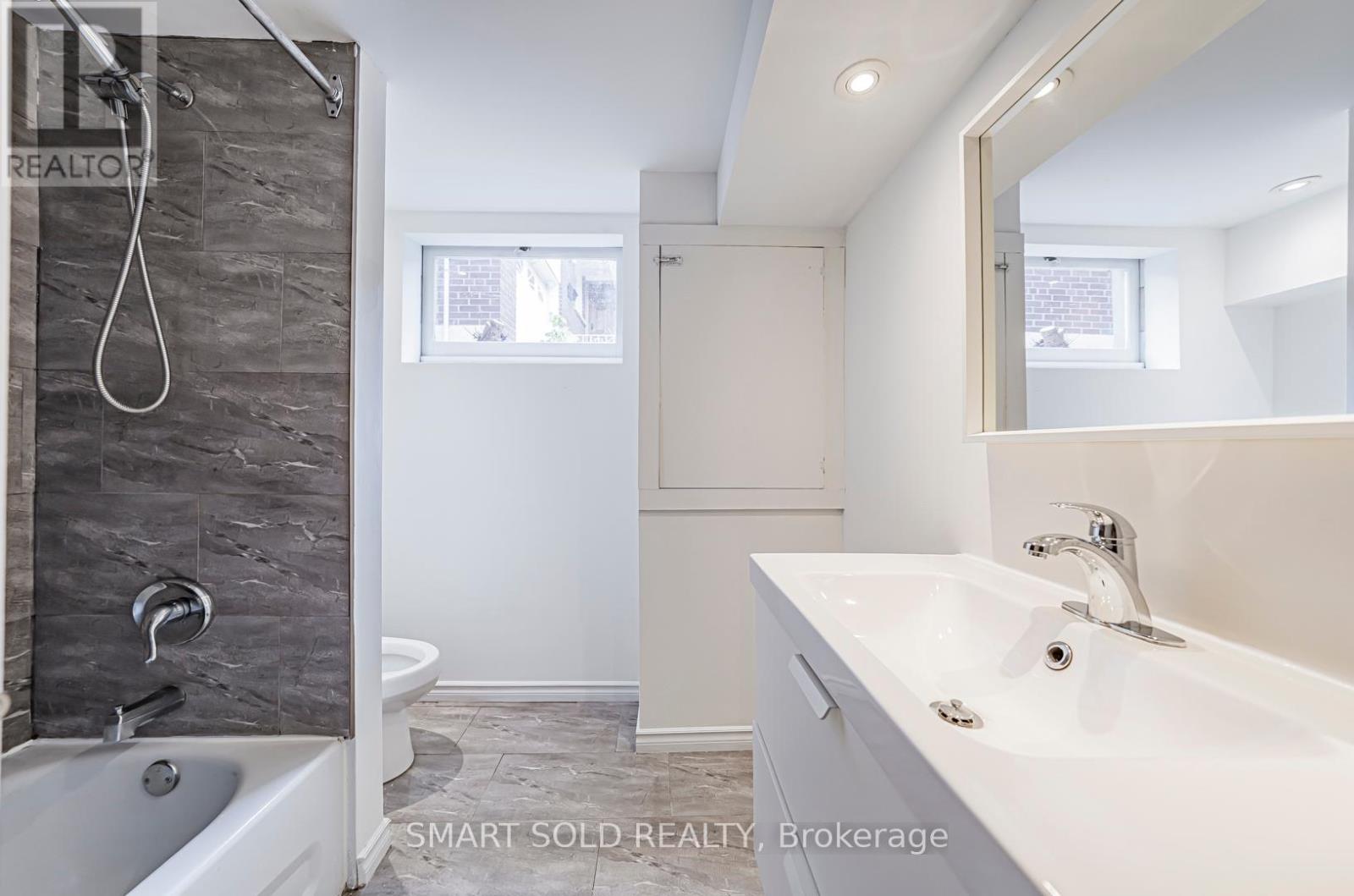 81 Maxome Avenue, Toronto, Ontario  M2M 3K2 - Photo 16 - C12414105