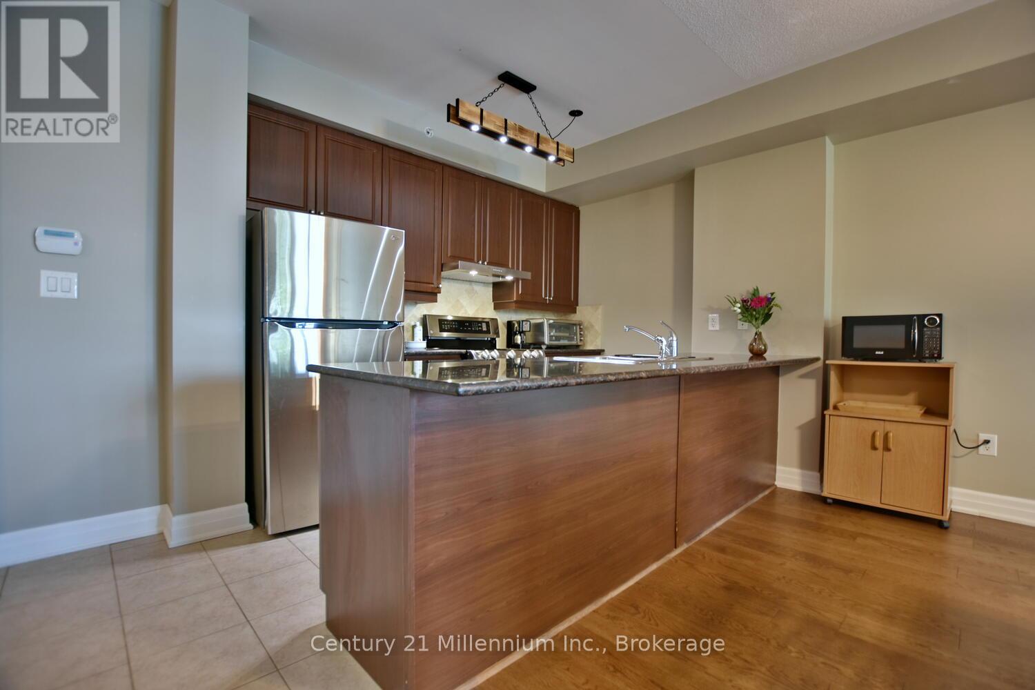 208 - 1 Shipyard Lane, Collingwood, Ontario  L9Y 0W2 - Photo 13 - S12416086