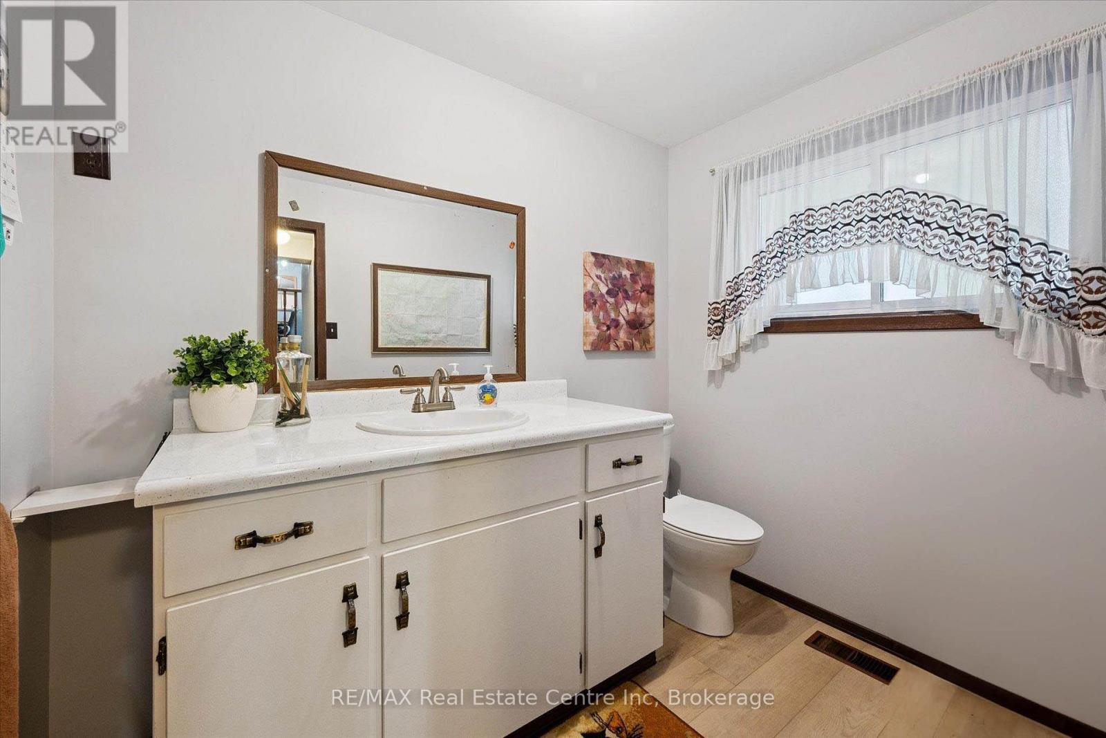33 Hastings Boulevard, Guelph, Ontario  N1E 4G3 - Photo 12 - X12416133