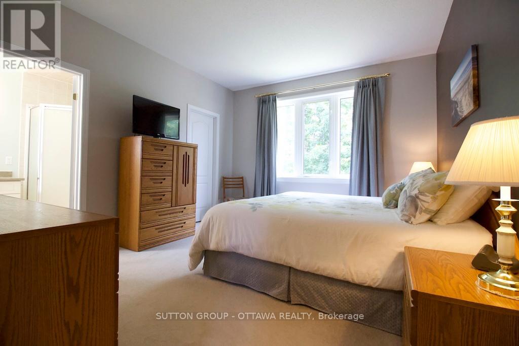 18 Sirocco Crescent, Ottawa, Ontario  K2S 1Z7 - Photo 14 - X12416080