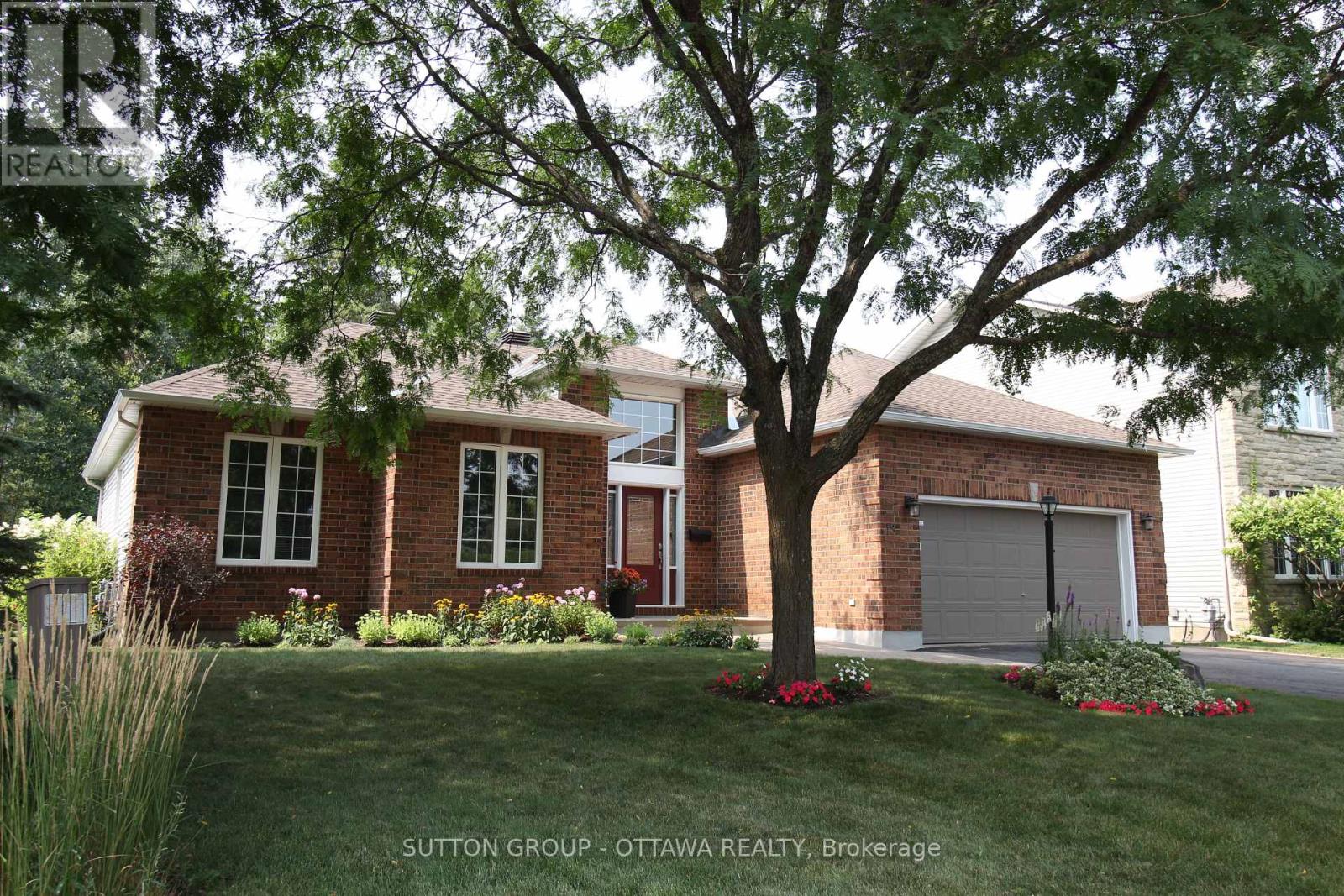 18 Sirocco Crescent, Ottawa, Ontario  K2S 1Z7 - Photo 2 - X12416080