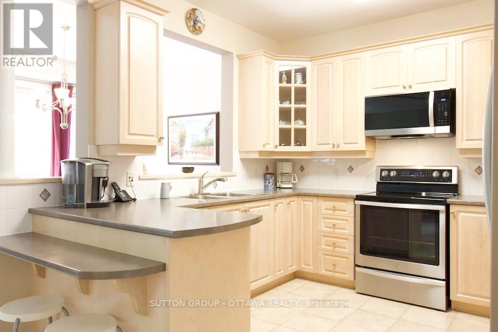 18 Sirocco Crescent, Ottawa, Ontario  K2S 1Z7 - Photo 9 - X12416080