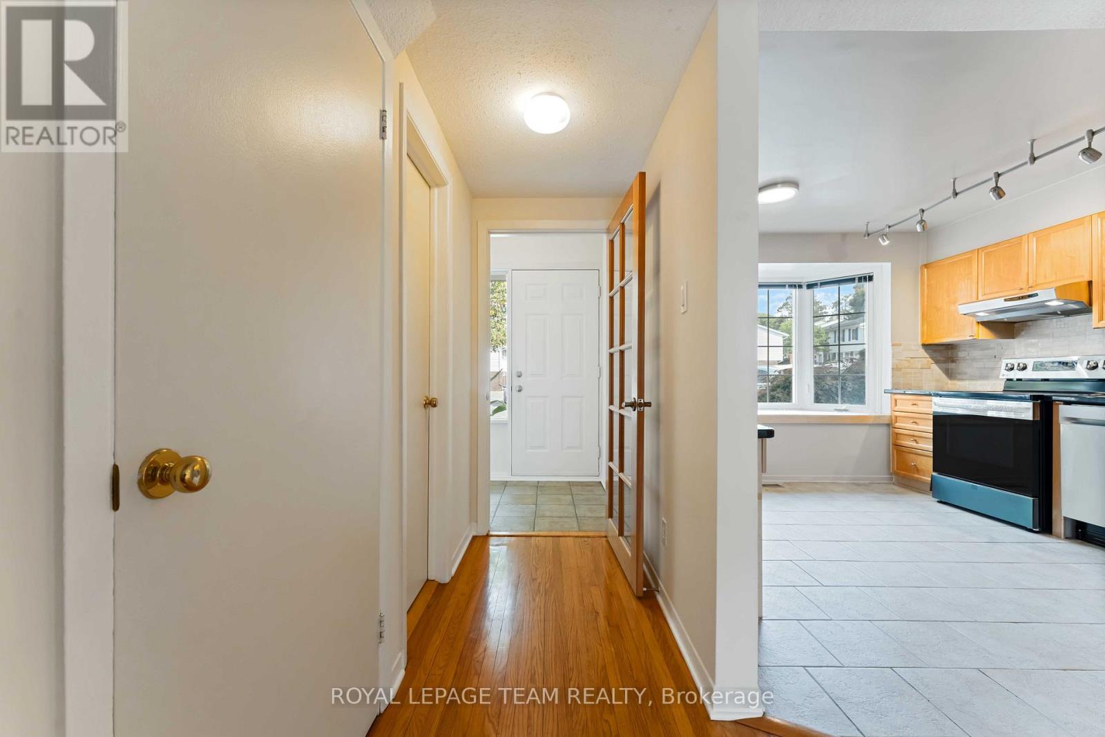 2664 Draper Avenue, Ottawa, Ontario  K2H 6Z9 - Photo 3 - X12416104