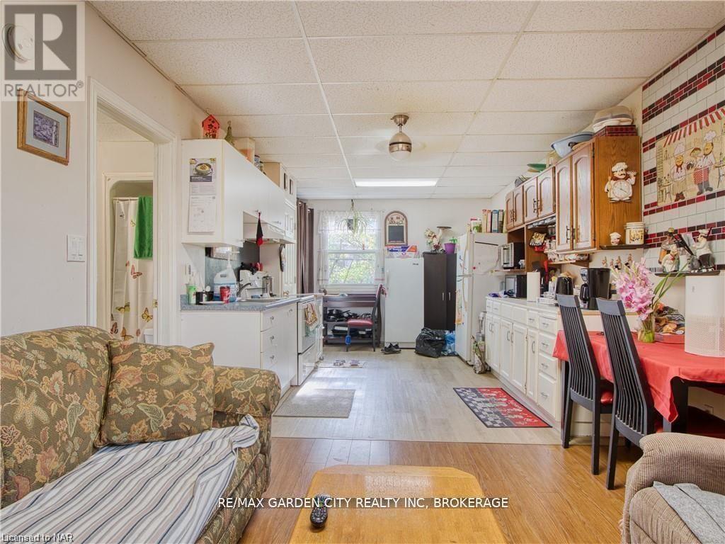 243 Ontario Street, St. Catharines, Ontario  L2R 7J2 - Photo 5 - X12416120