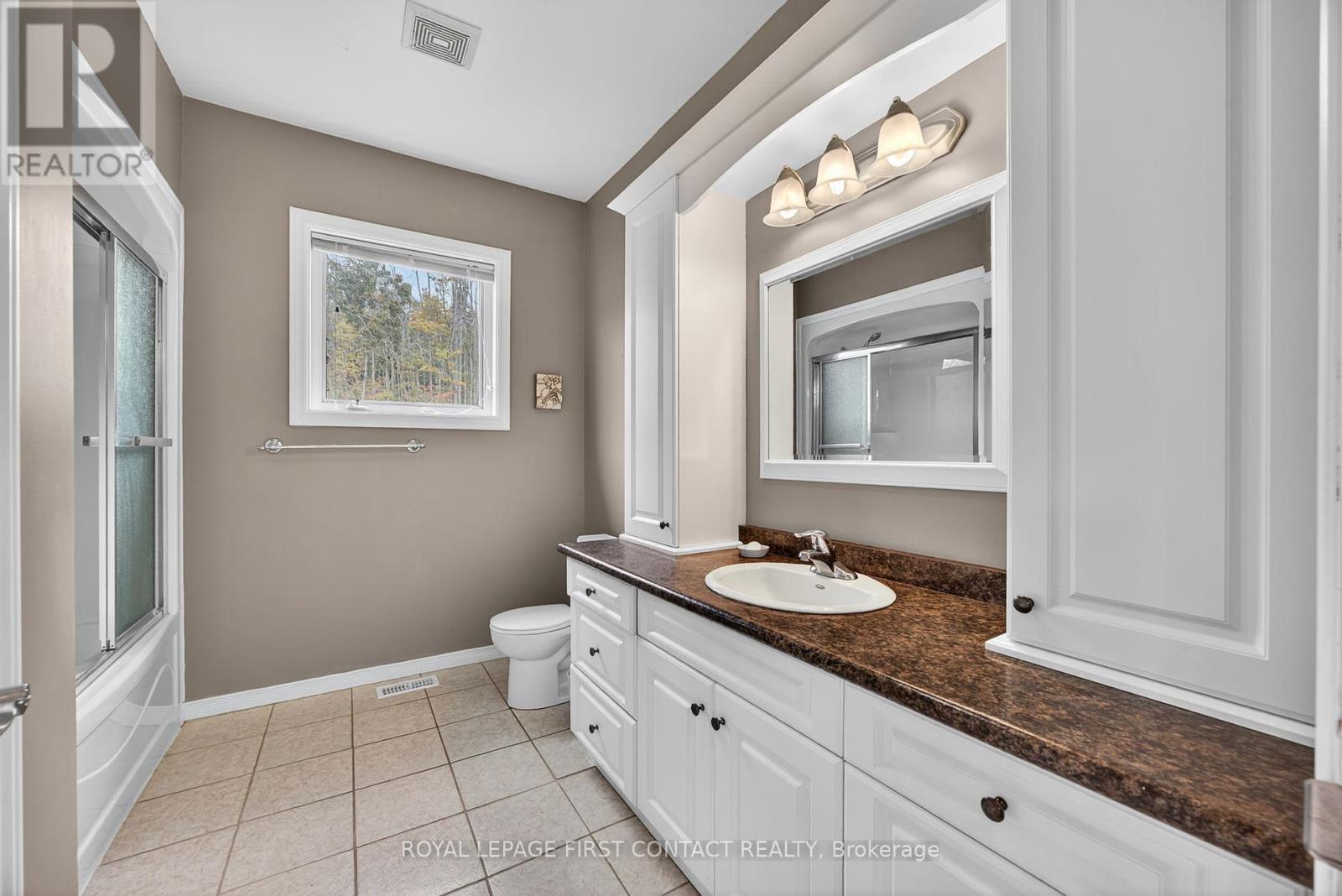 2258 Lakeshore Road E, Oro-Medonte, Ontario  L0L 1T0 - Photo 21 - S12415943
