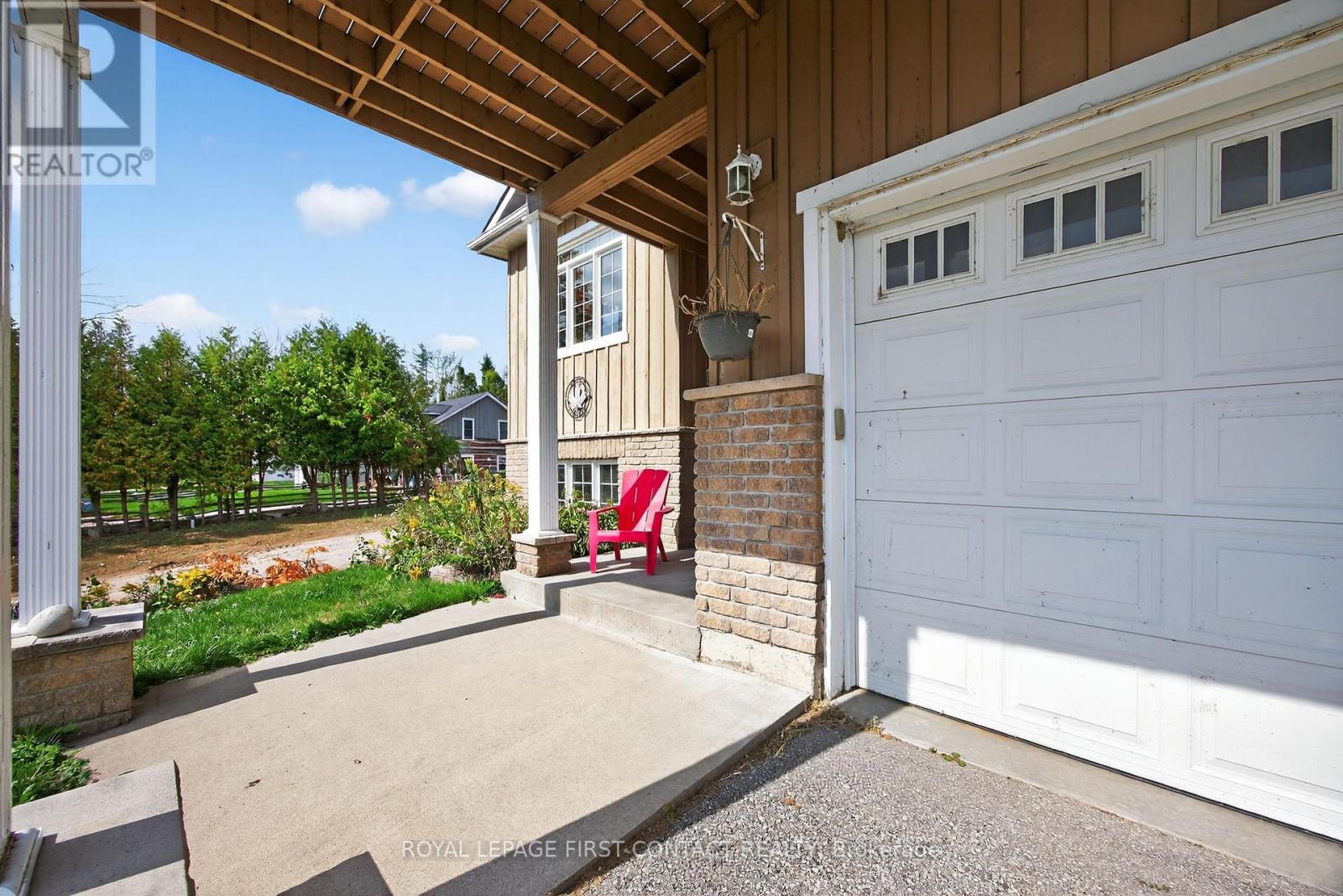 2258 Lakeshore Road E, Oro-Medonte, Ontario  L0L 1T0 - Photo 4 - S12415943