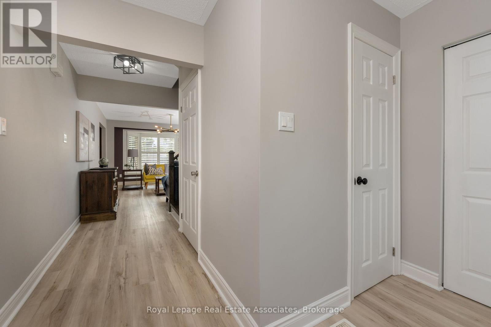 28 Newby Court, Brampton, Ontario  L6V 2R8 - Photo 6 - W12415933