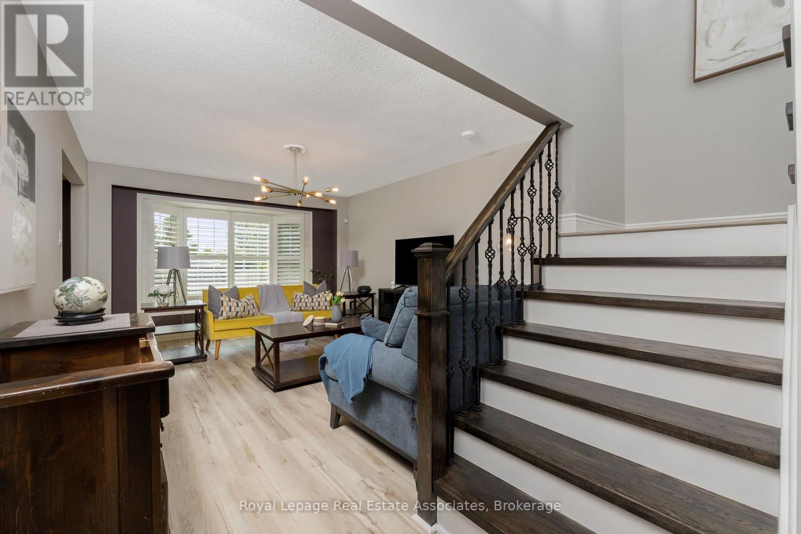 28 Newby Court, Brampton, Ontario  L6V 2R8 - Photo 7 - W12415933