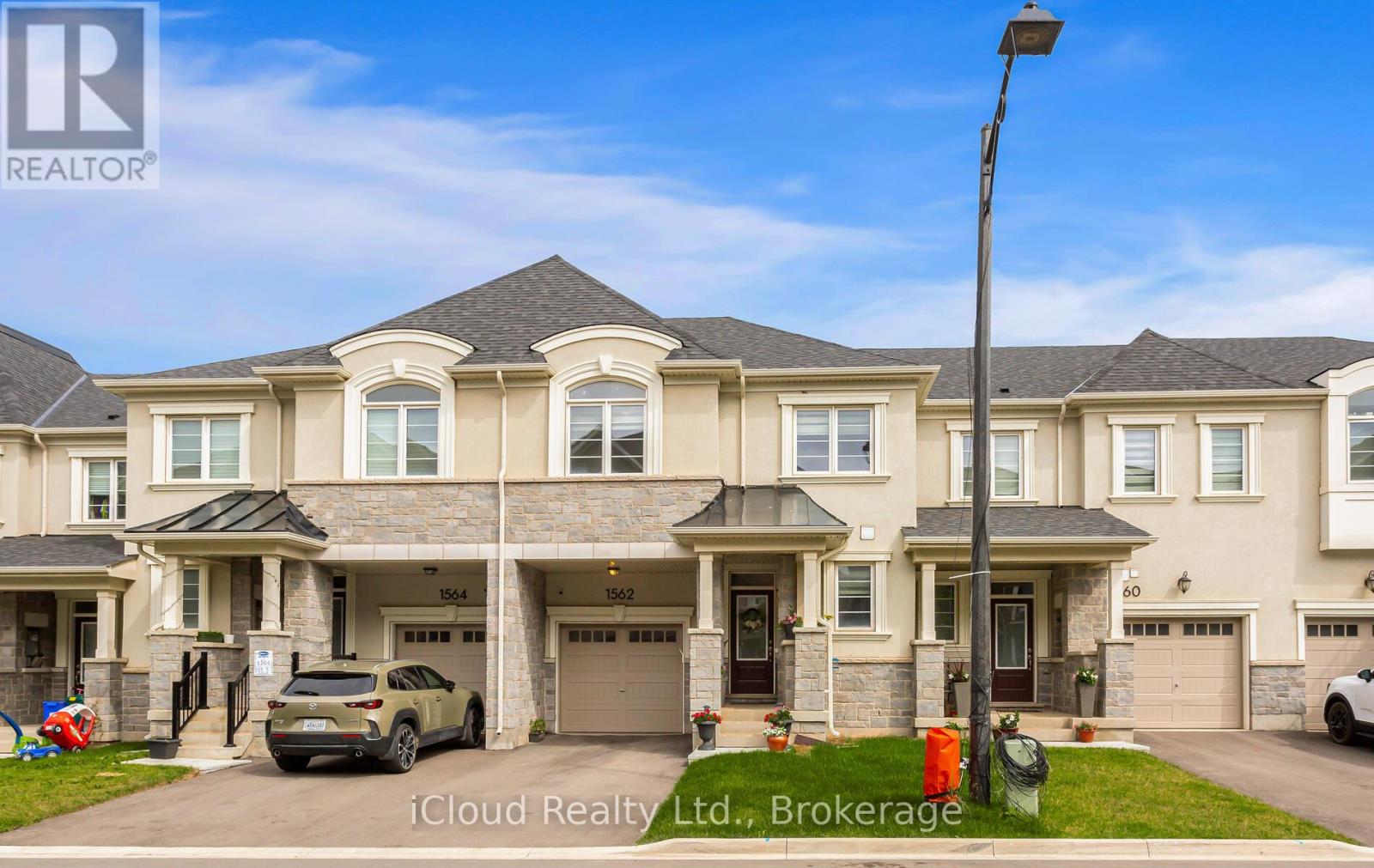 1562 Denison Place, Milton, Ontario  L9E 1Y2 - Photo 2 - W12415941