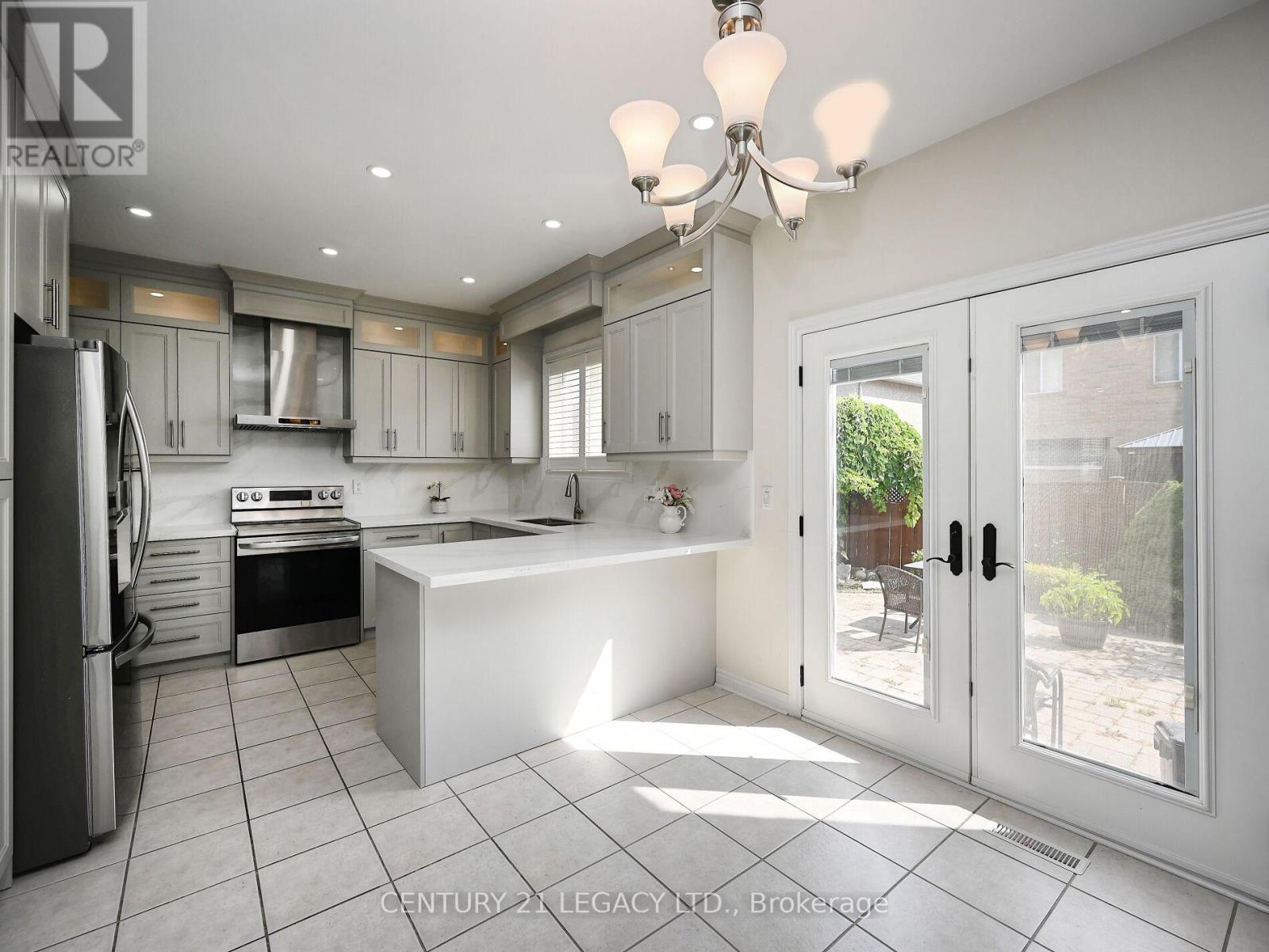 3 Bowsfield Drive, Brampton, Ontario  L6P 1C8 - Photo 12 - W12415964