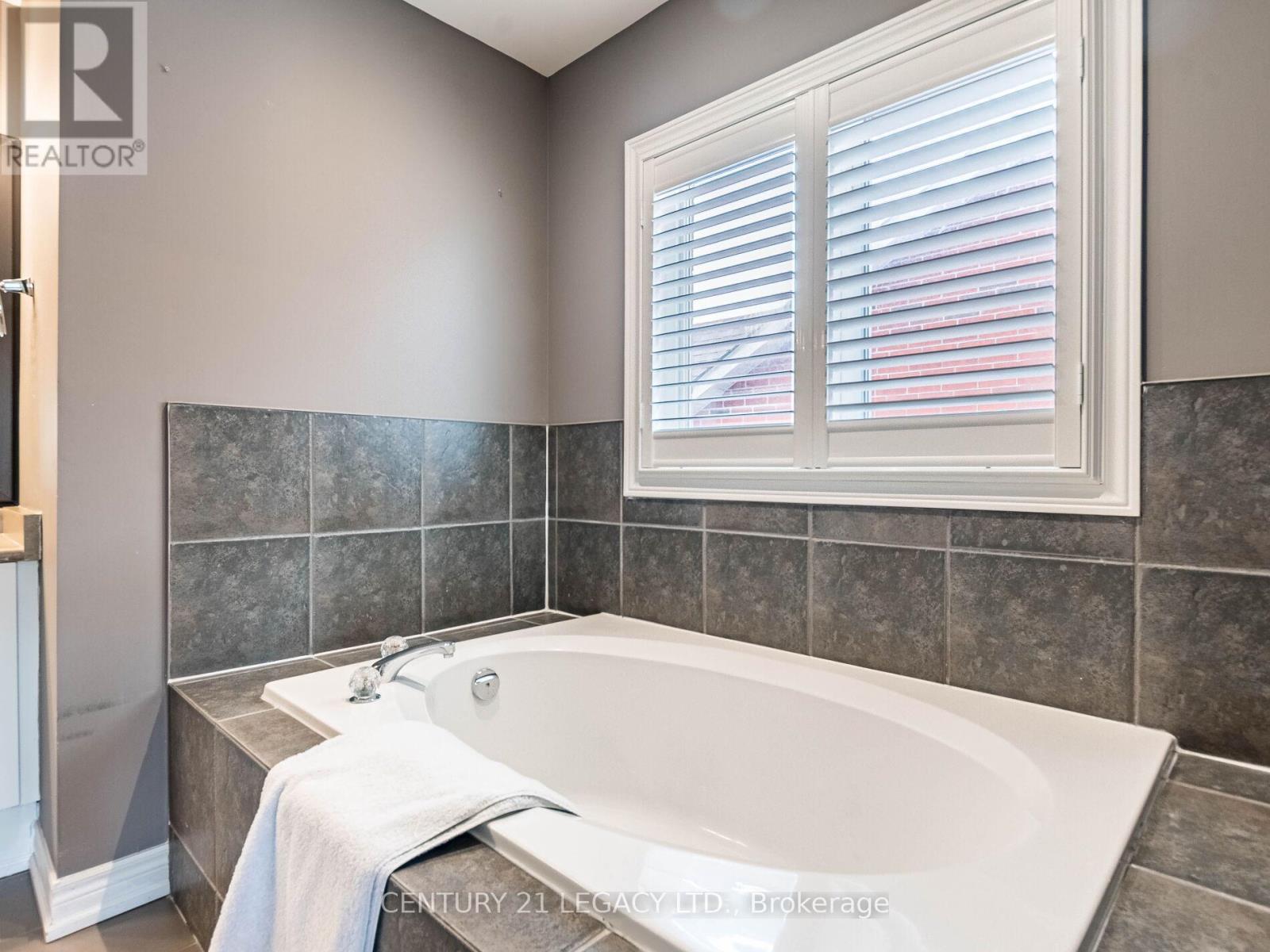 3 Bowsfield Drive, Brampton, Ontario  L6P 1C8 - Photo 35 - W12415964