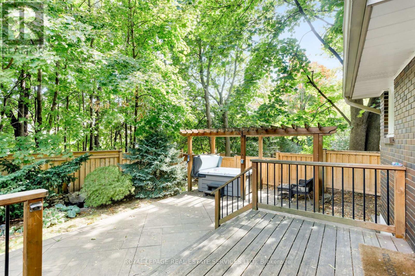 2430 Redfern Road, Burlington, Ontario  L7R 1X9 - Photo 2 - W12416034