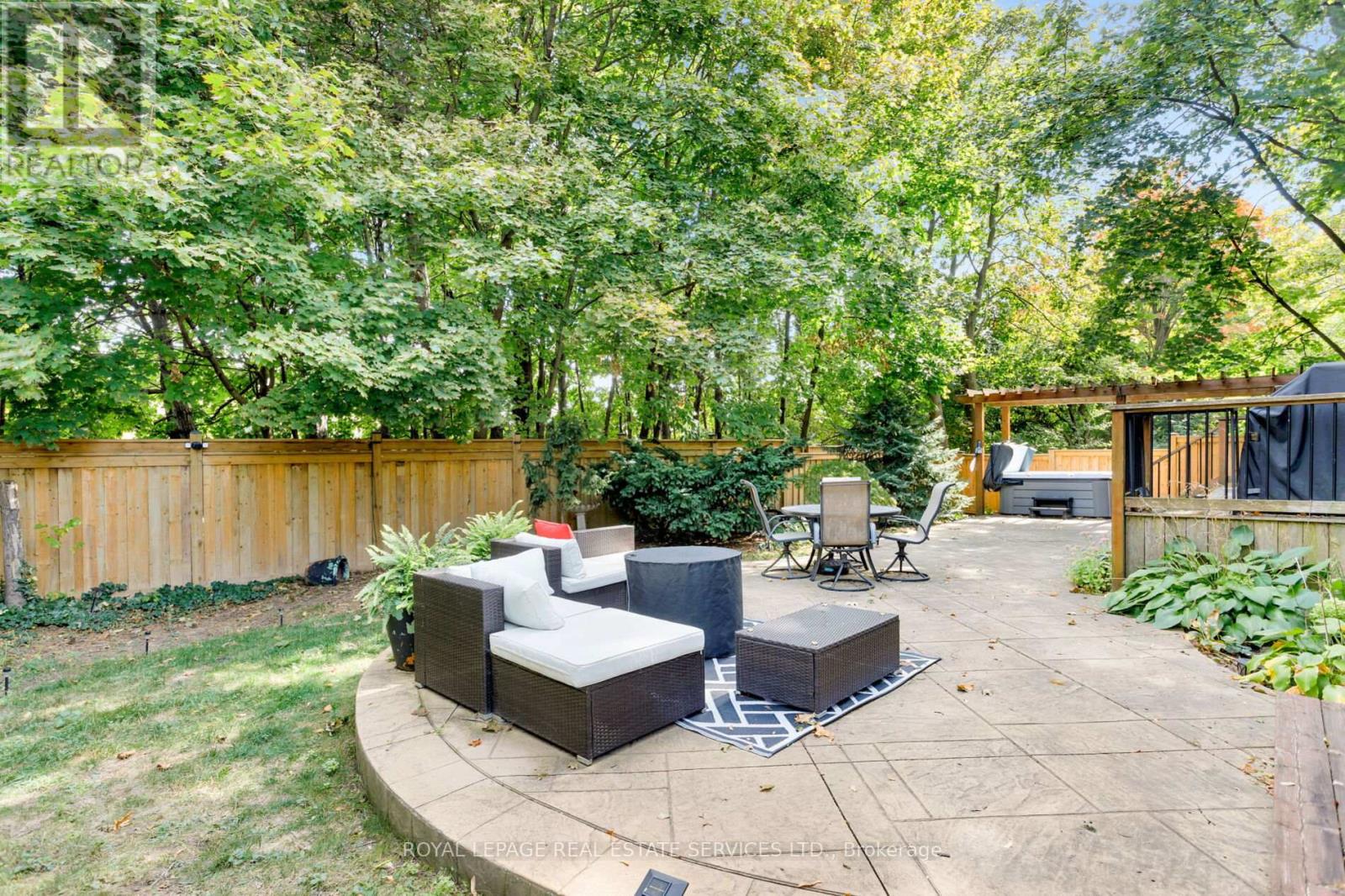 2430 Redfern Road, Burlington, Ontario  L7R 1X9 - Photo 3 - W12416034