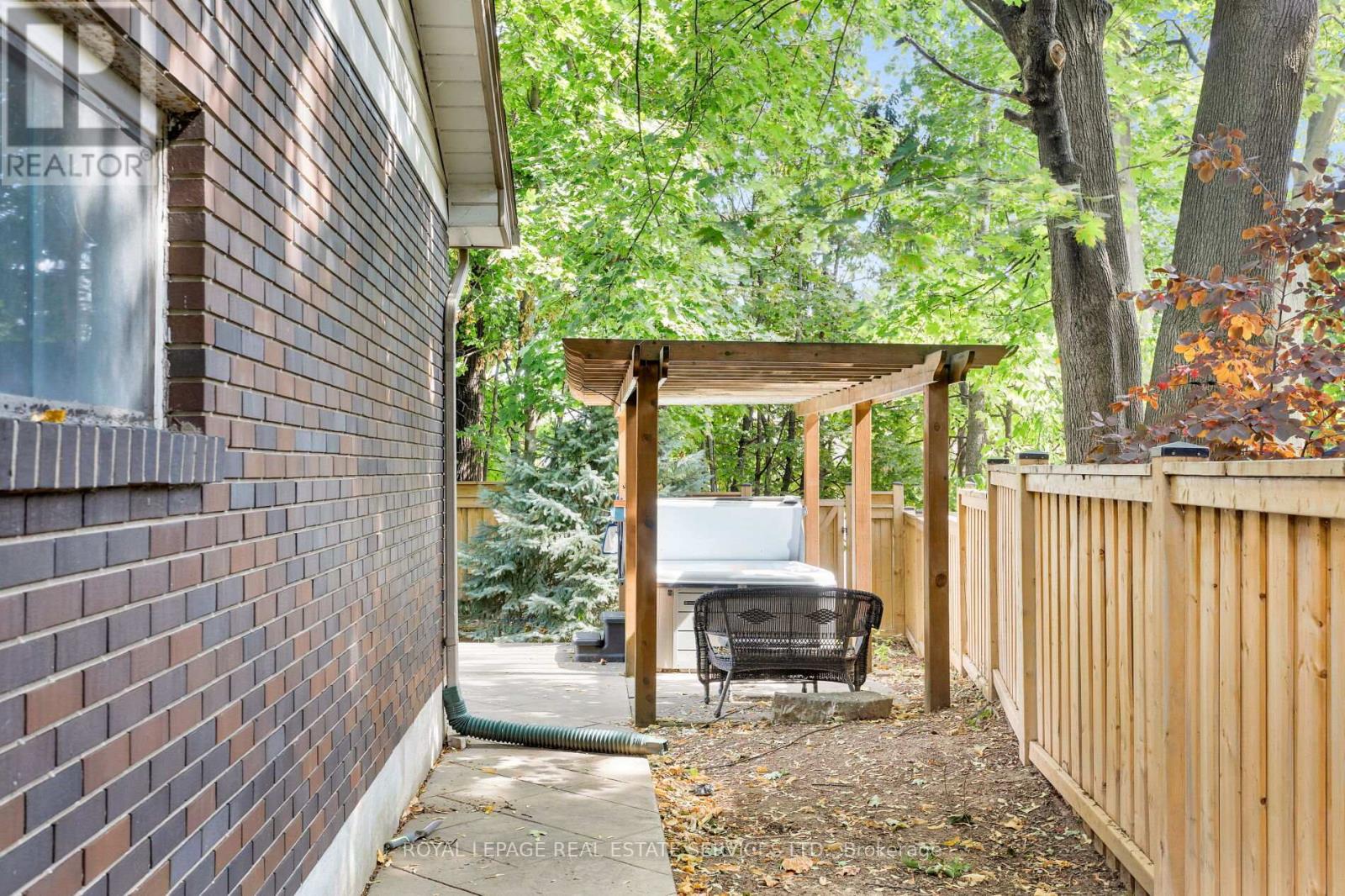 2430 Redfern Road, Burlington, Ontario  L7R 1X9 - Photo 42 - W12416034