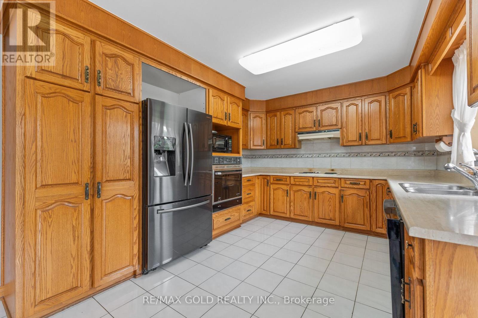 8 Ryckman Lane, Brampton, Ontario  L6P 0C7 - Photo 10 - W12416103