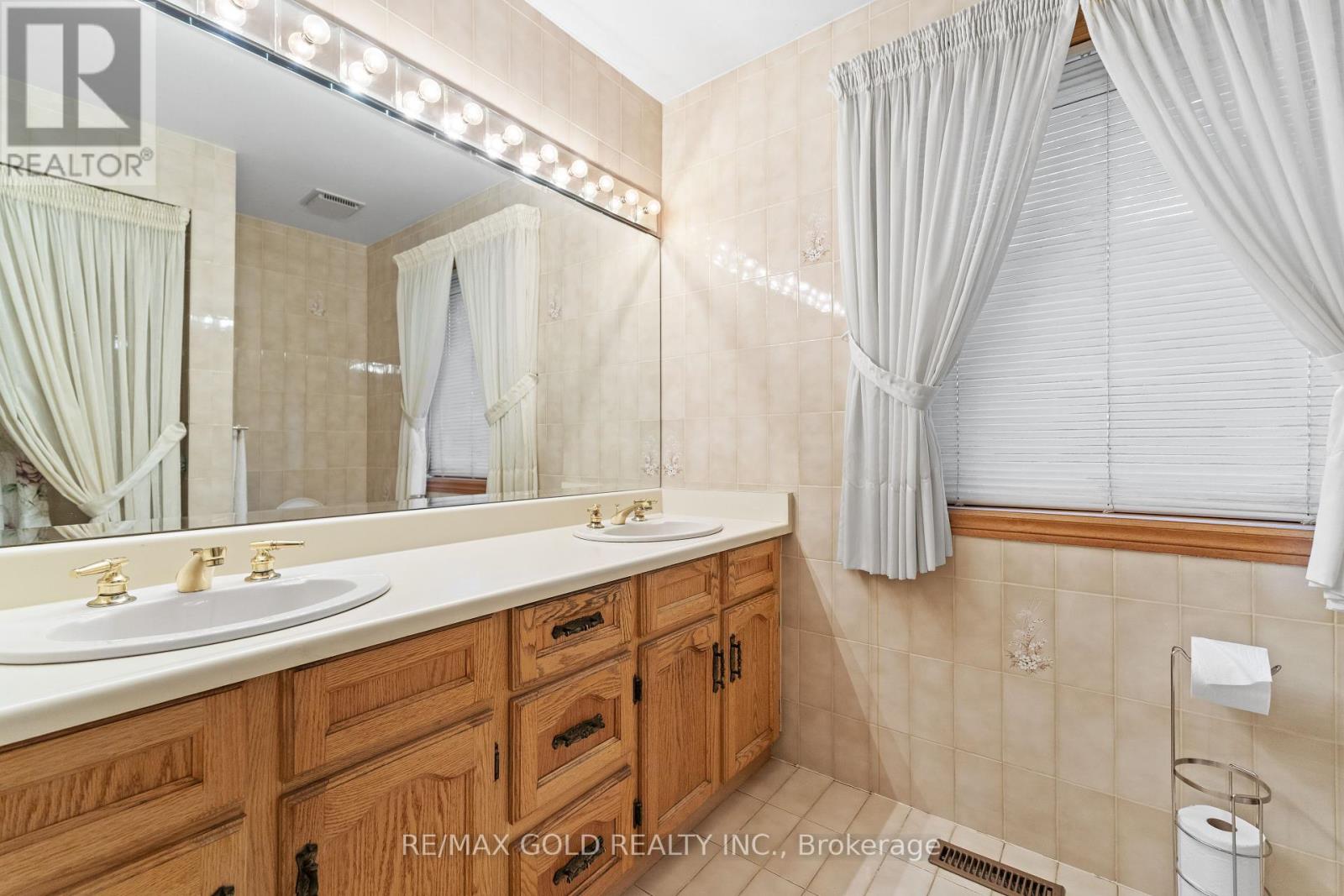 8 Ryckman Lane, Brampton, Ontario  L6P 0C7 - Photo 18 - W12416103