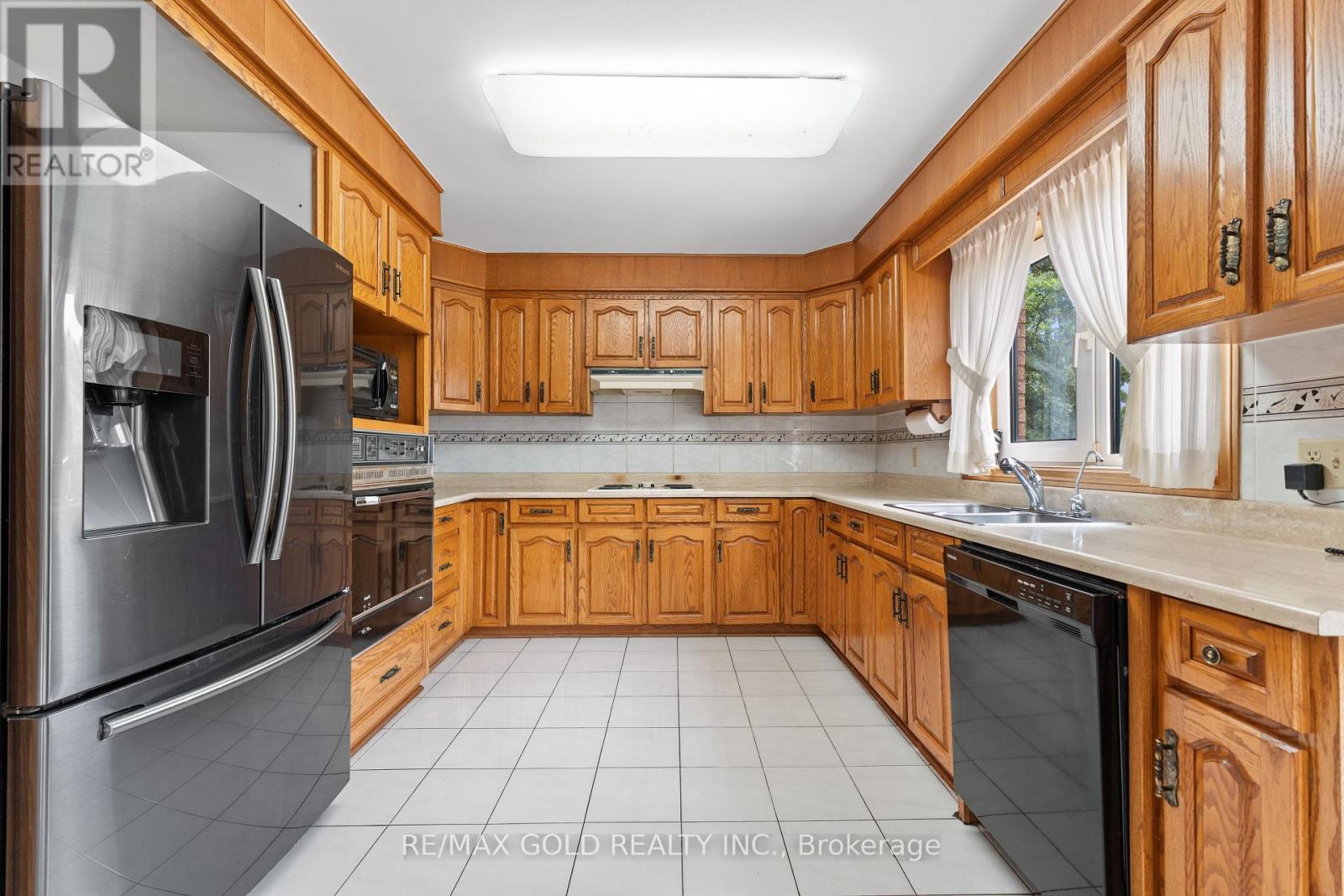 8 Ryckman Lane, Brampton, Ontario  L6P 0C7 - Photo 9 - W12416103