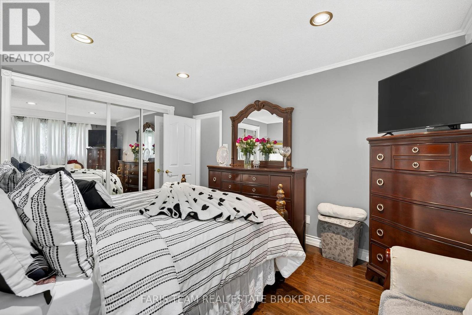 38 Collingdale Road, Toronto, Ontario  M9V 3R1 - Photo 15 - W12416134