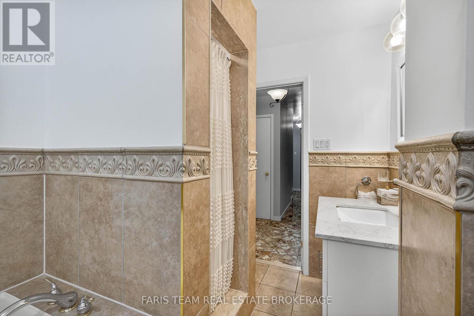 38 Collingdale Road, Toronto, Ontario  M9V 3R1 - Photo 20 - W12416134