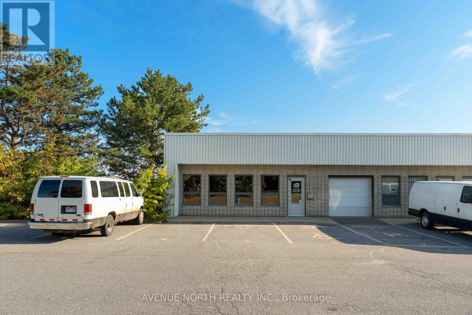 2285 St. Laurent Boulevard, Ottawa, Ontario  K1G 4Z7 - Photo 2 - X12416144