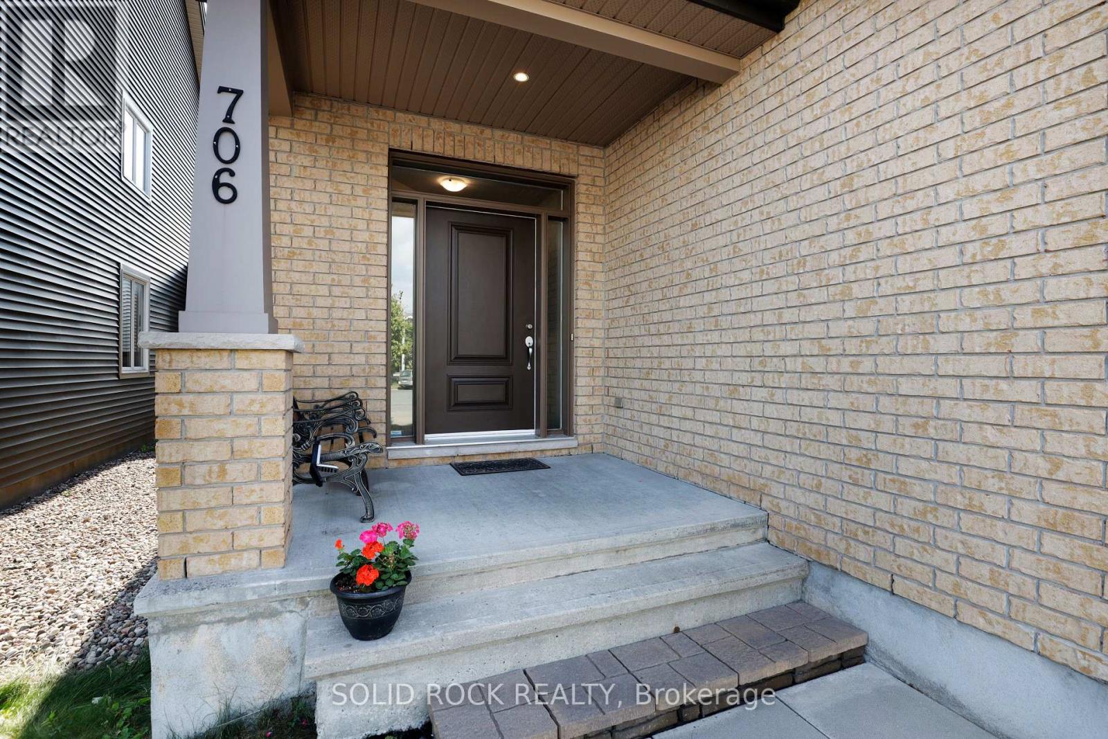706 Wrangler Circle, Ottawa, Ontario  K2S 0R2 - Photo 3 - X12416168