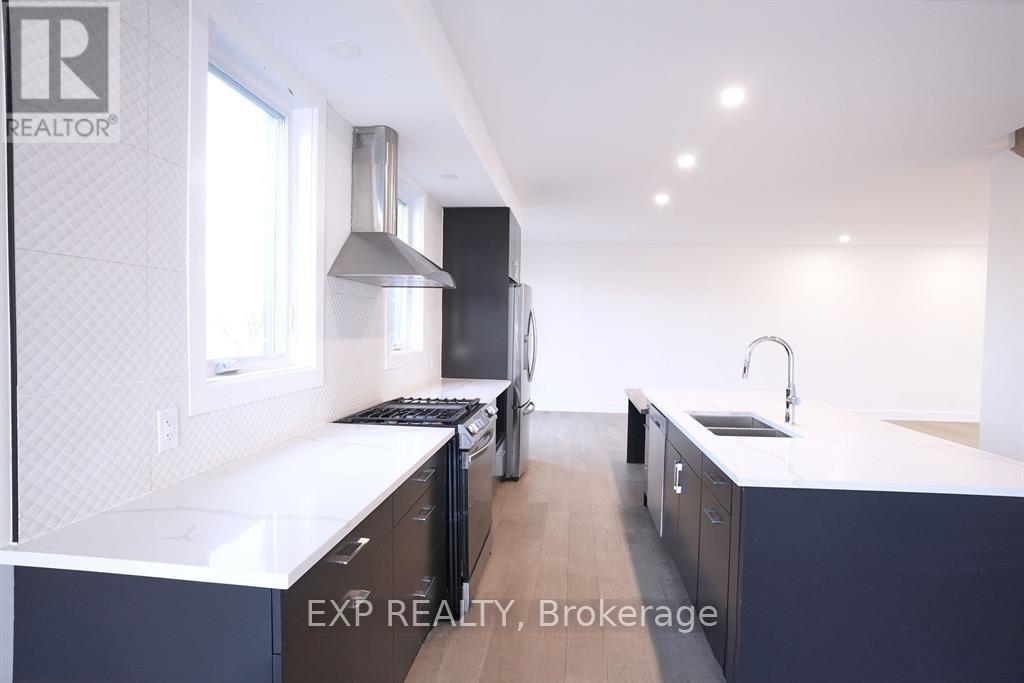62 Columbus Avenue, Ottawa, Ontario  K1K 1R3 - Photo 6 - X12416190
