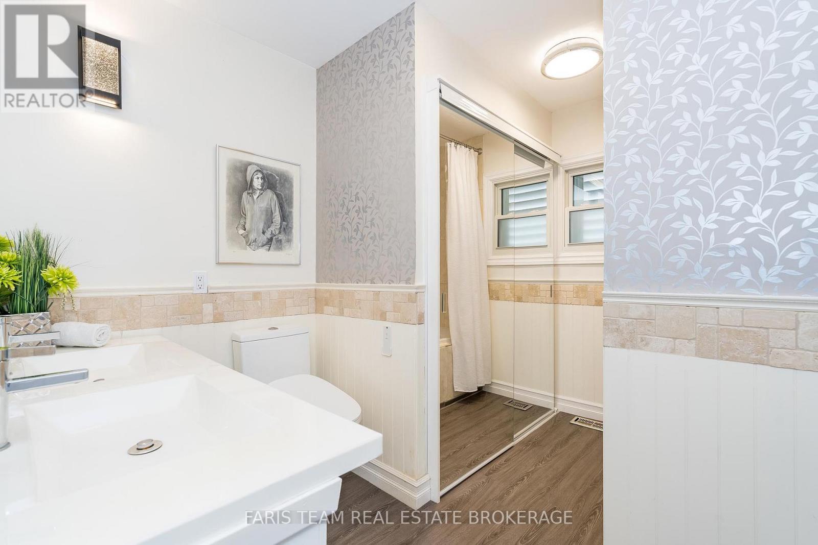210 Parkview Drive, Innisfil, Ontario  L0L 1R0 - Photo 17 - N12409927